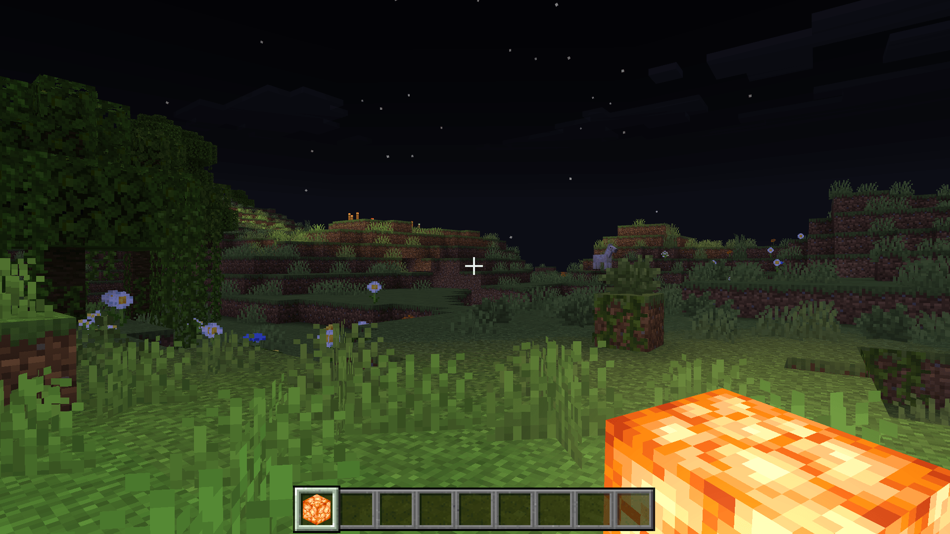 Player holding a shroomlight at night with Bloomy Dynamic Lights