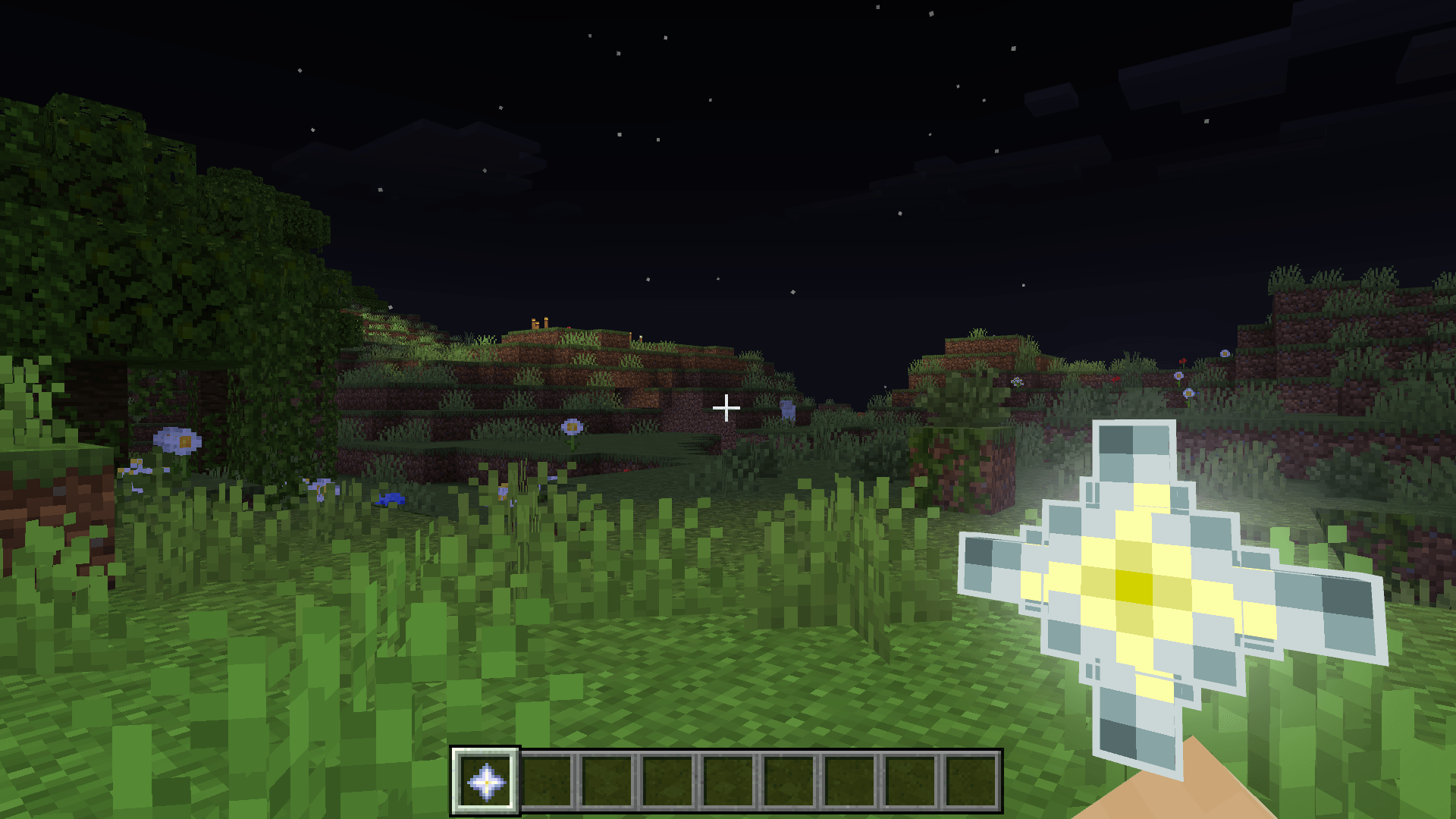 Player holding nether star at night with Bloomy Dynamic Lights mod