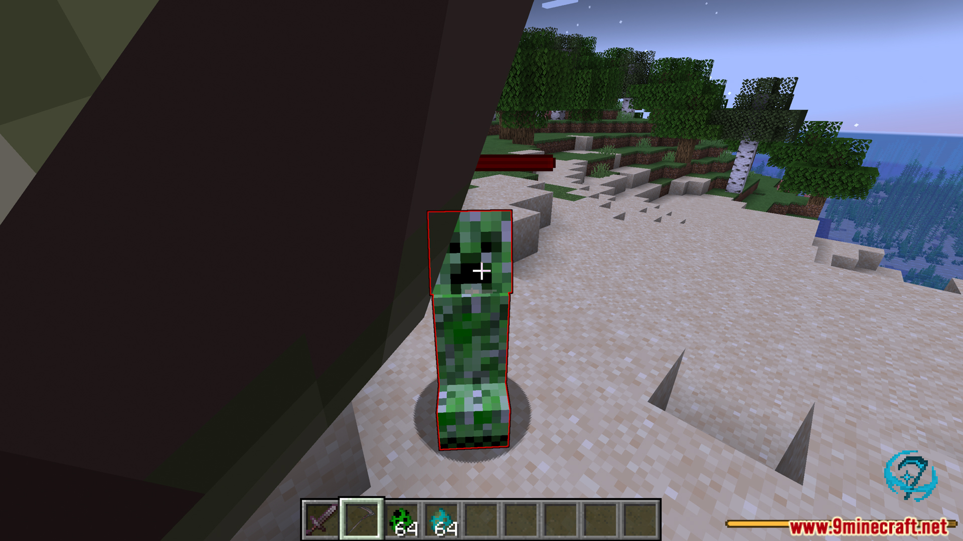 Player targeting a creeper with a red outline