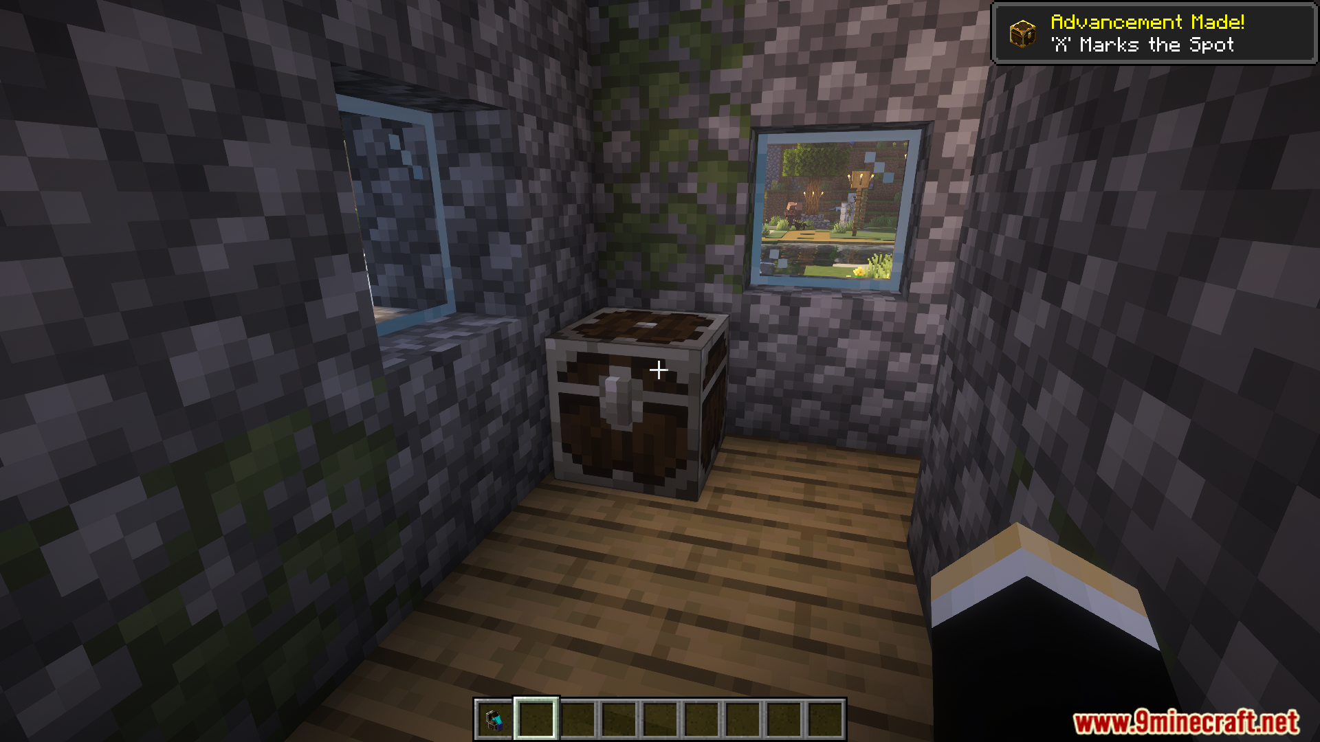 A Lootr mod chest inside a mossy cobblestone room