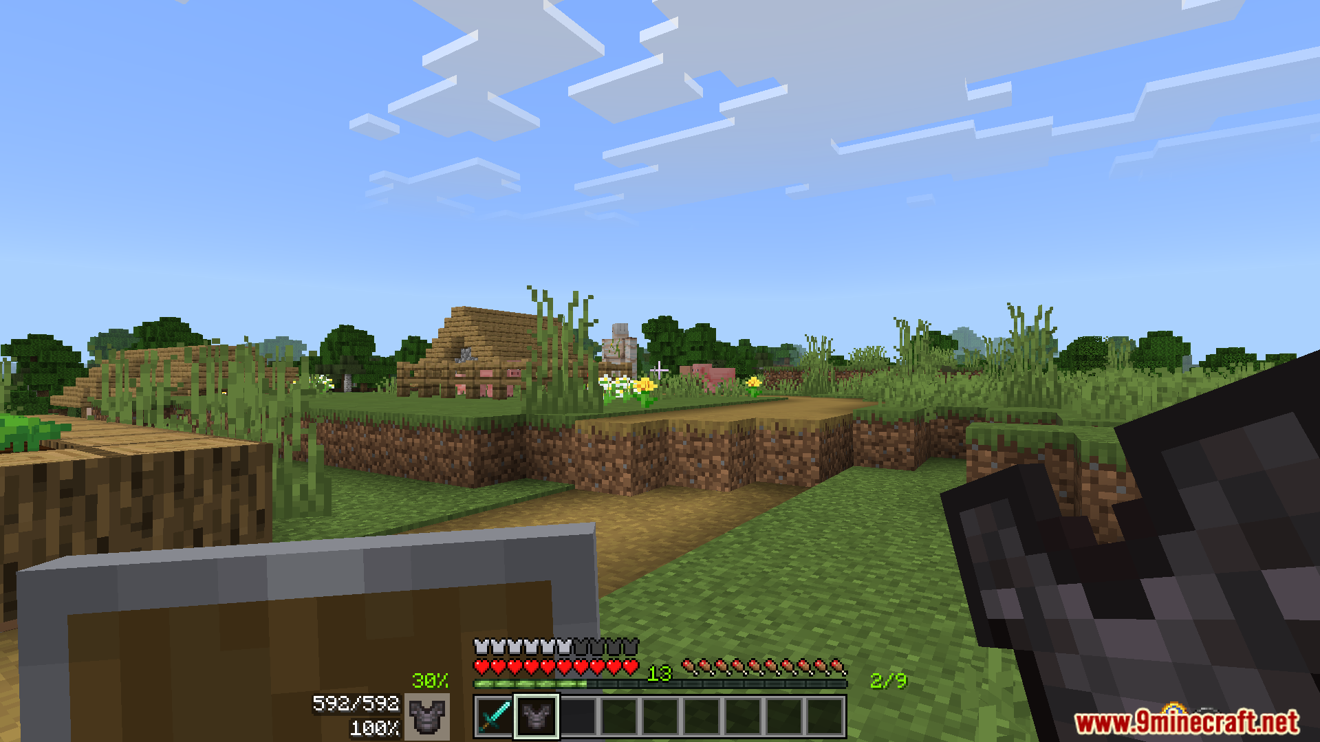 Bedrock Ui Plus Texture Pack Screenshot 3 New on screen display shows armor durability and other helpful information
