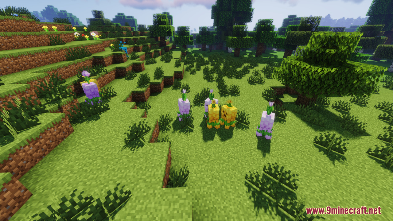 Floral Creeper Resource Pack Screenshot 10 Small purple and yellow floral creepers standing together in a grassy field