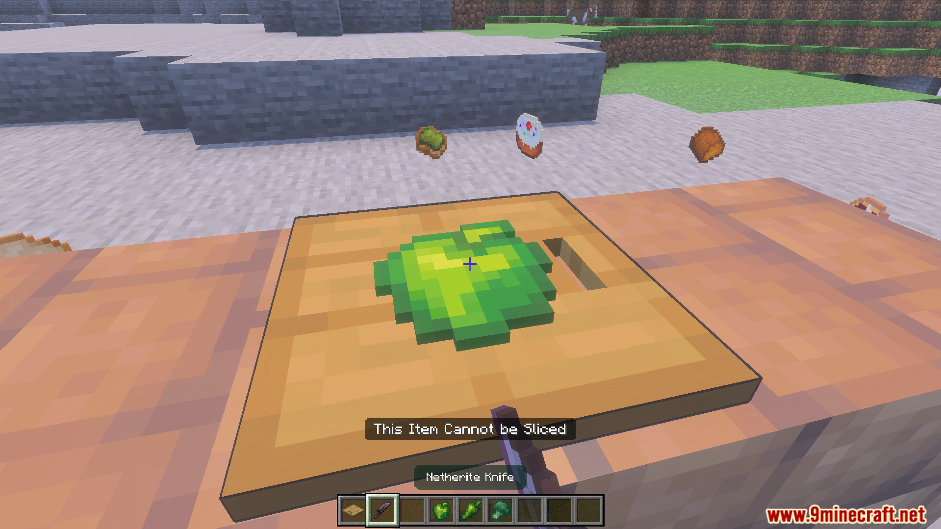 Loyallays Food Expansion Addon Screenshot 9 message showing green apple cannot be sliced on the wooden cutting board block