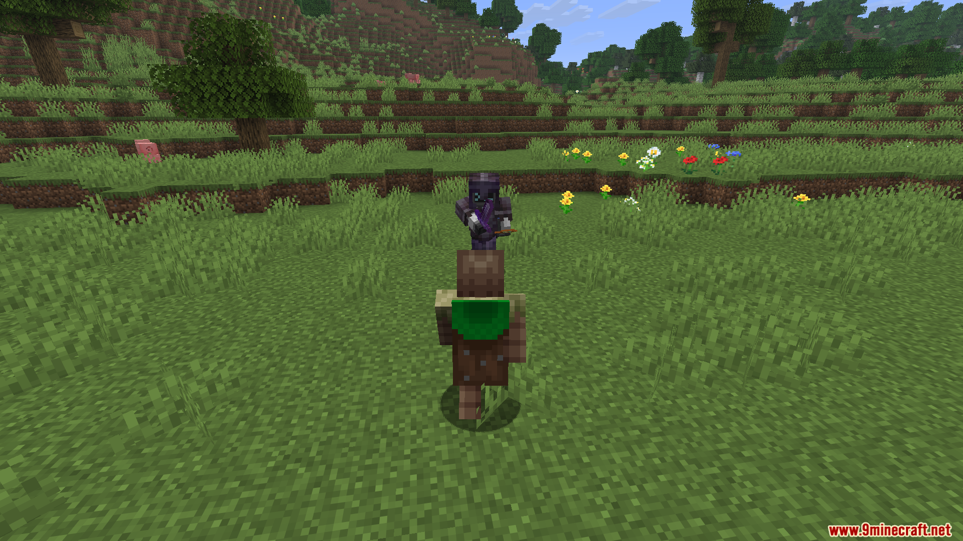 Mace PVP Traning Bot Mod Screenshot 10 The armored training bot preparing to attack the player with a mace