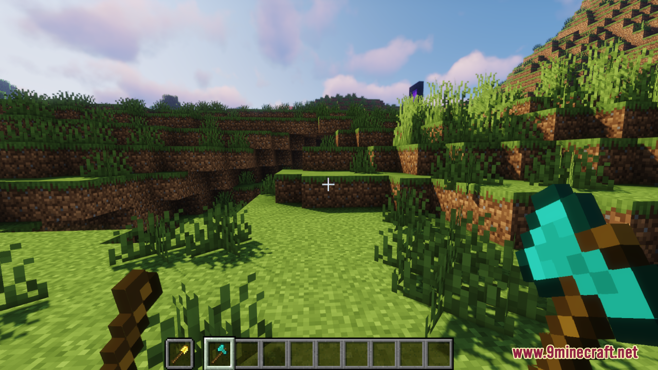 Offhand Weapon Holstering Resource Pack Screenshot 7 Player holding a diamond axe with a holstered golden shovel in first person