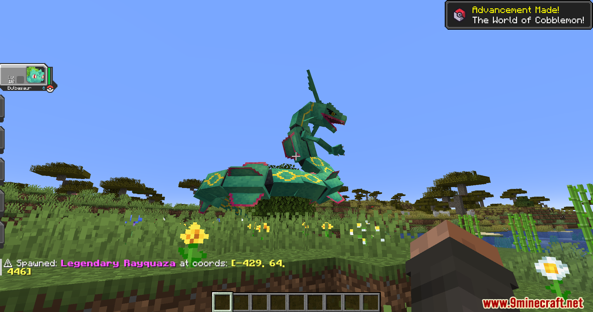 Radiant Notification Cobblemon Addon Mod Screenshot 3 A player encounters a legendary Rayquaza in a grassy field