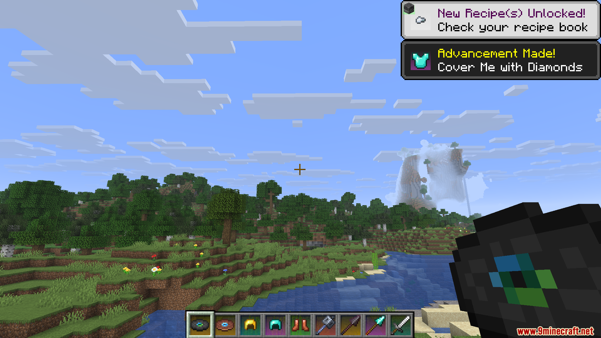 Minecraft hotbar showing items with colored backgrounds indicating their rarity levels