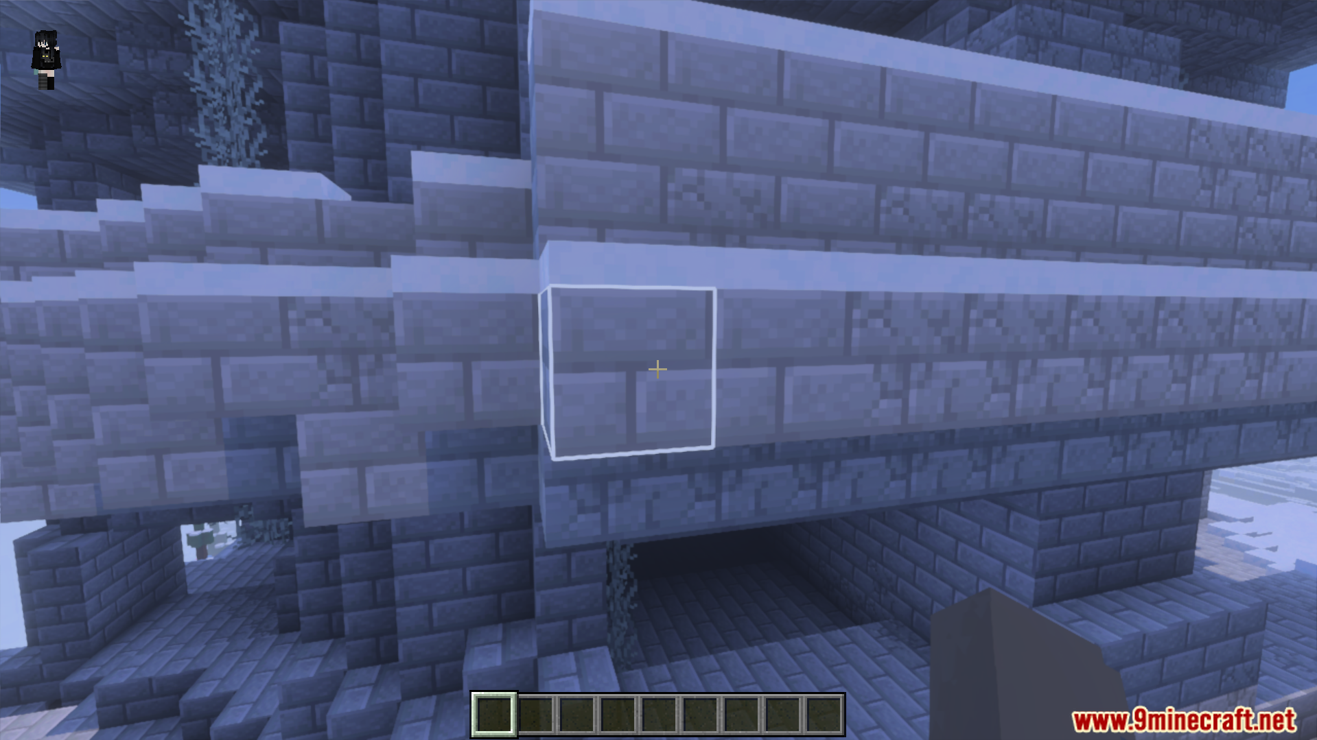 The white outline makes selected blocks easier to see while building