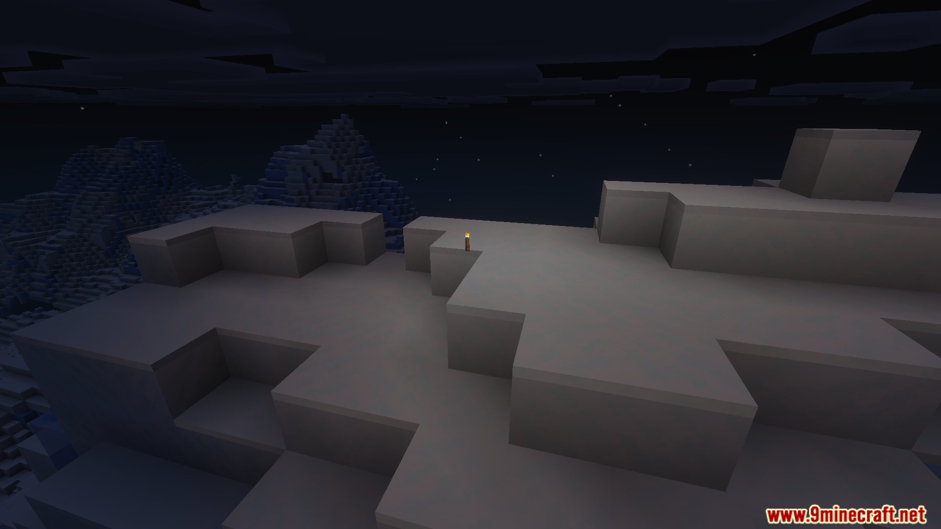 Better Dynamic Light Addon Screenshot 6 A single torch placed on a snowy mountain peak during the night