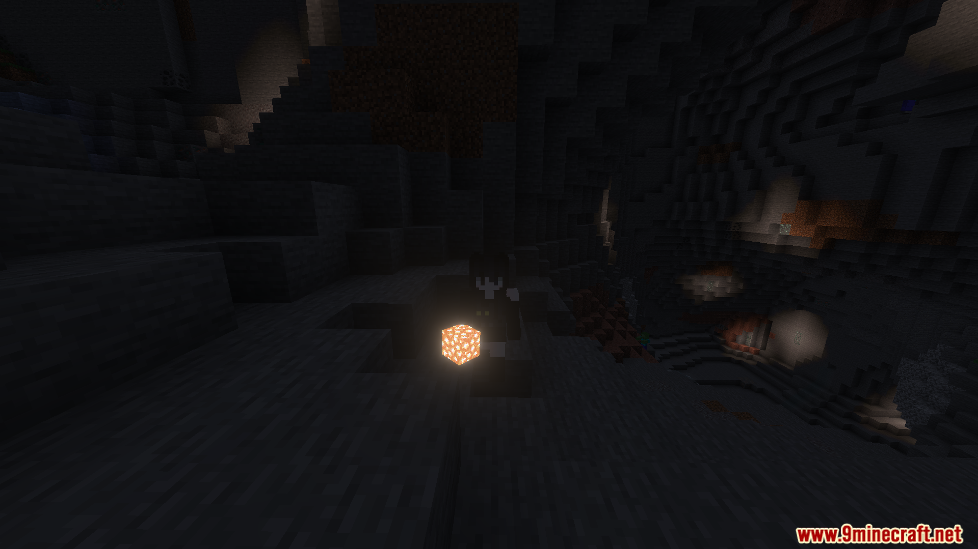 Dynamic Light Offhand Addon makes glowstone light up dark caves while walking