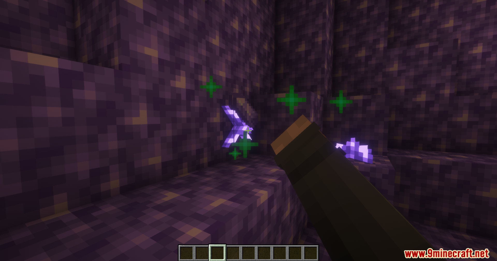 Player harvests amethyst shards using the FTB Ez Crystals Mod right click feature