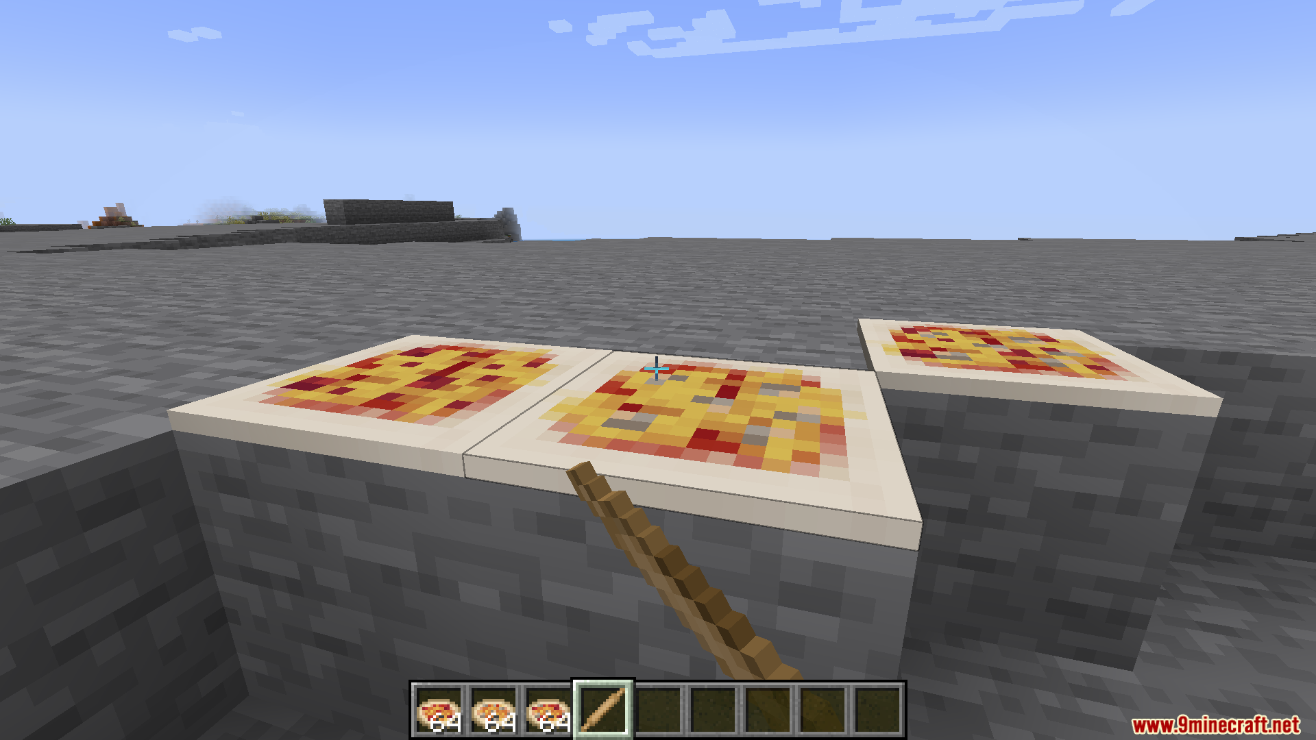 Farmers Pizzeria Mod Screenshot 4 A player looking at freshly baked pizzas from the Farmers Pizzeria mod