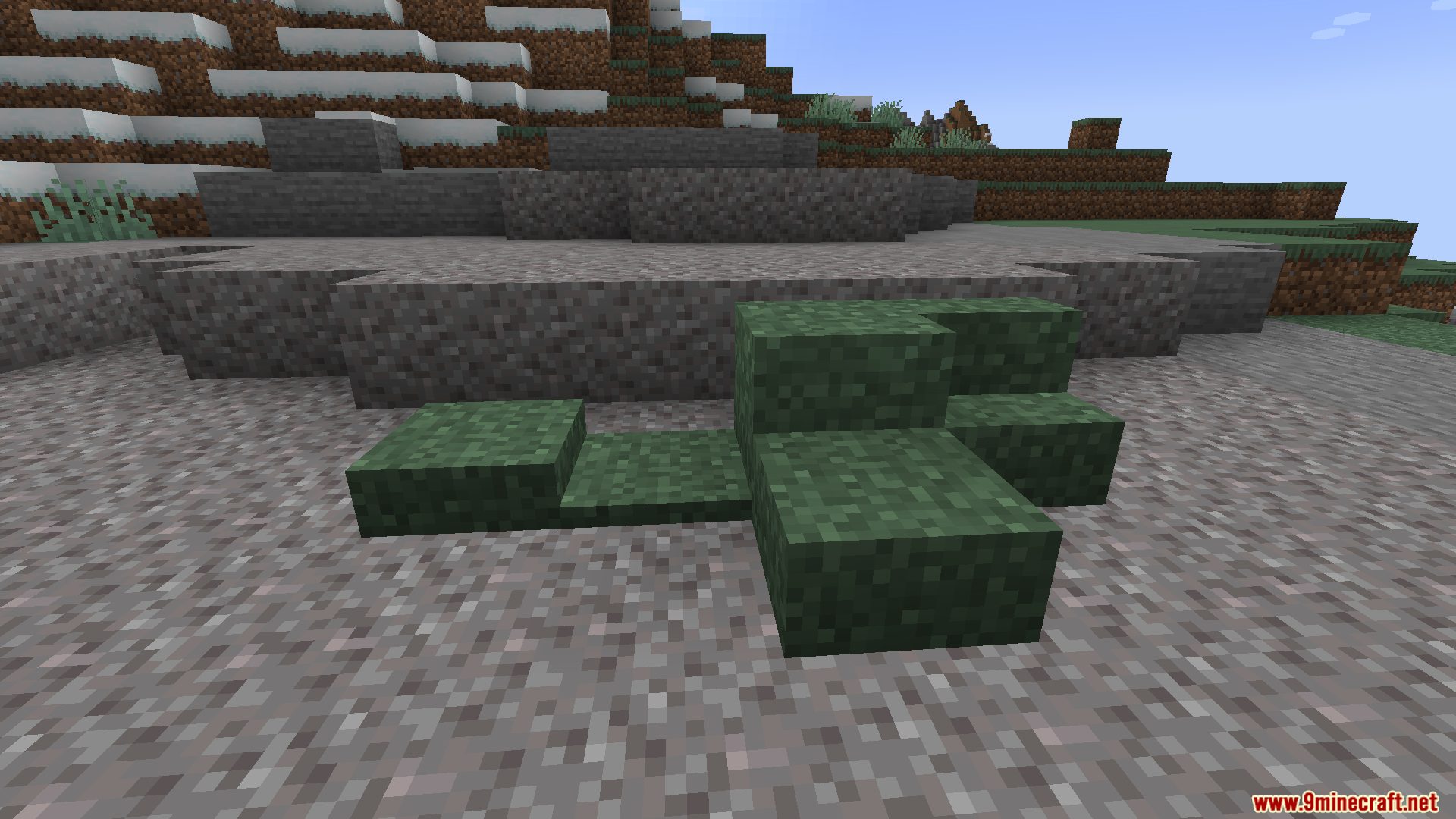 Grass Overhaul PT BR Translation Resource Pack Screenshot 3 Green mossy slabs and stairs placed on a gravel surface in Minecraft