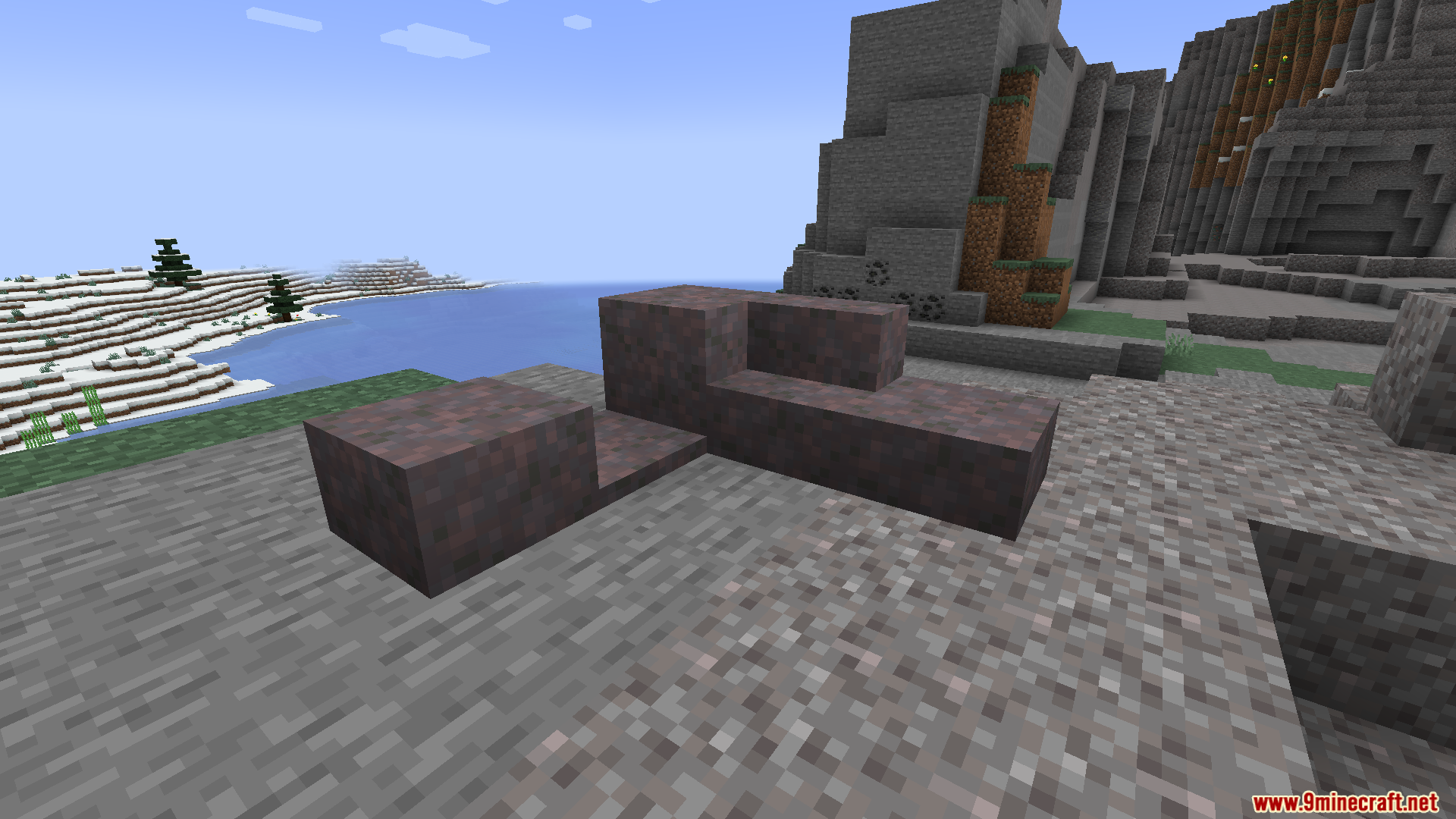 Grass Overhaul PT BR Translation Resource Pack Screenshot 4 Dark brown dirt slabs and stairs placed on a gravelly cliffside near water