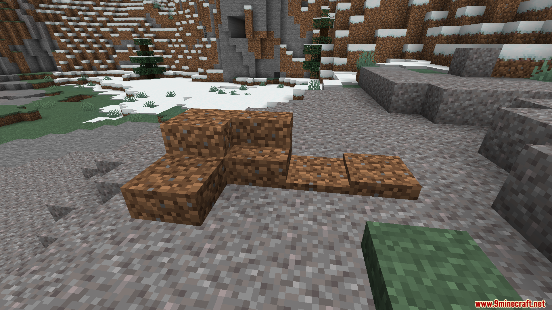 Grass Overhaul PT BR Translation Resource Pack Screenshot 6 Dirt slabs and stairs arranged on a gravel ground in a snowy biome