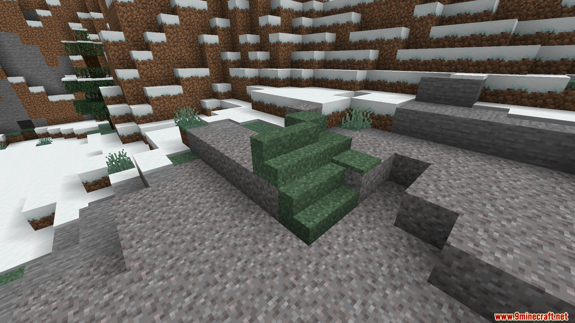 Grass Overhaul PT BR Translation Resource Pack Screenshot 9 Green grass slabs and stairs placed on a gravel mountain slope
