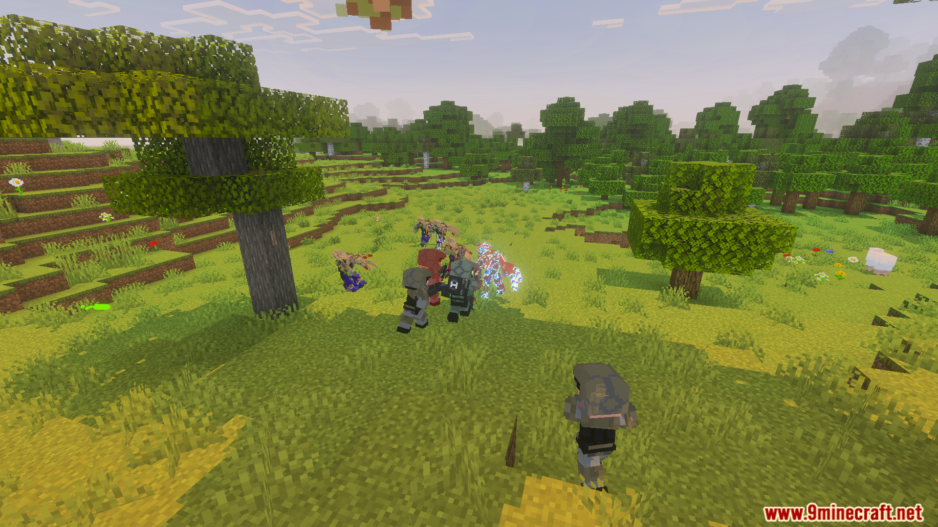 Halo Infinite Wars Addon Screenshot 5 Spartan soldiers battle alien enemies in a grassy Minecraft field