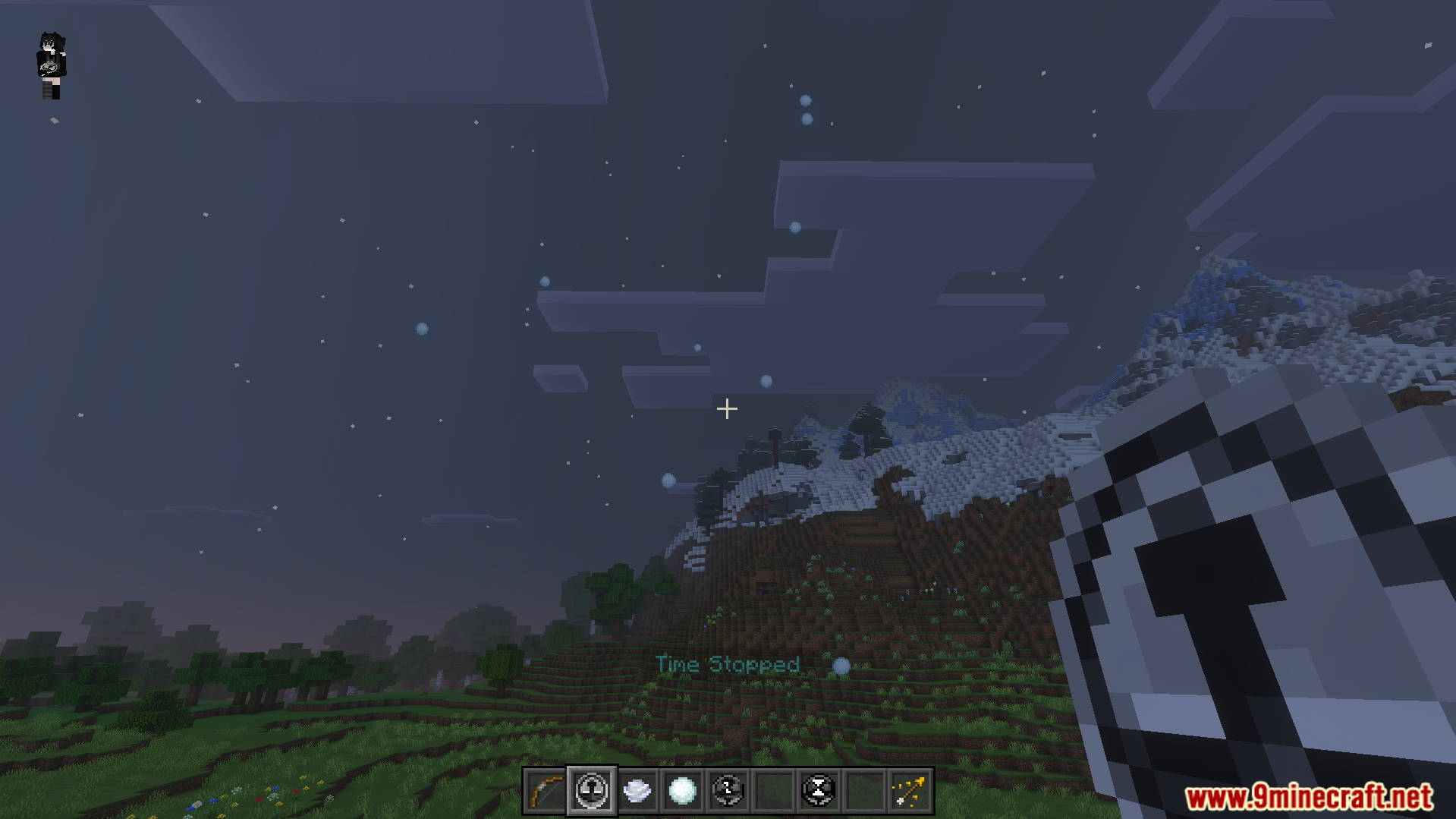 Howards Time Stop Addon Screenshot 10 Player holds a clock item while green text says Time Stopped on screen