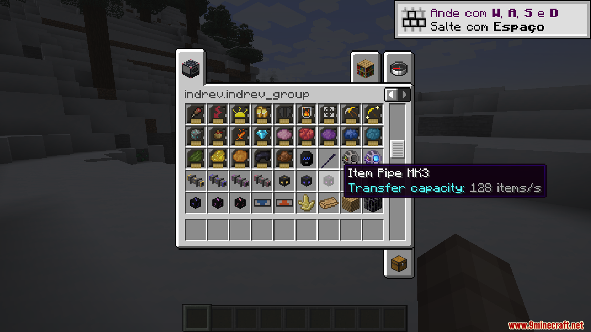 Creative inventory menu showing various industrial items with Portuguese text on screen