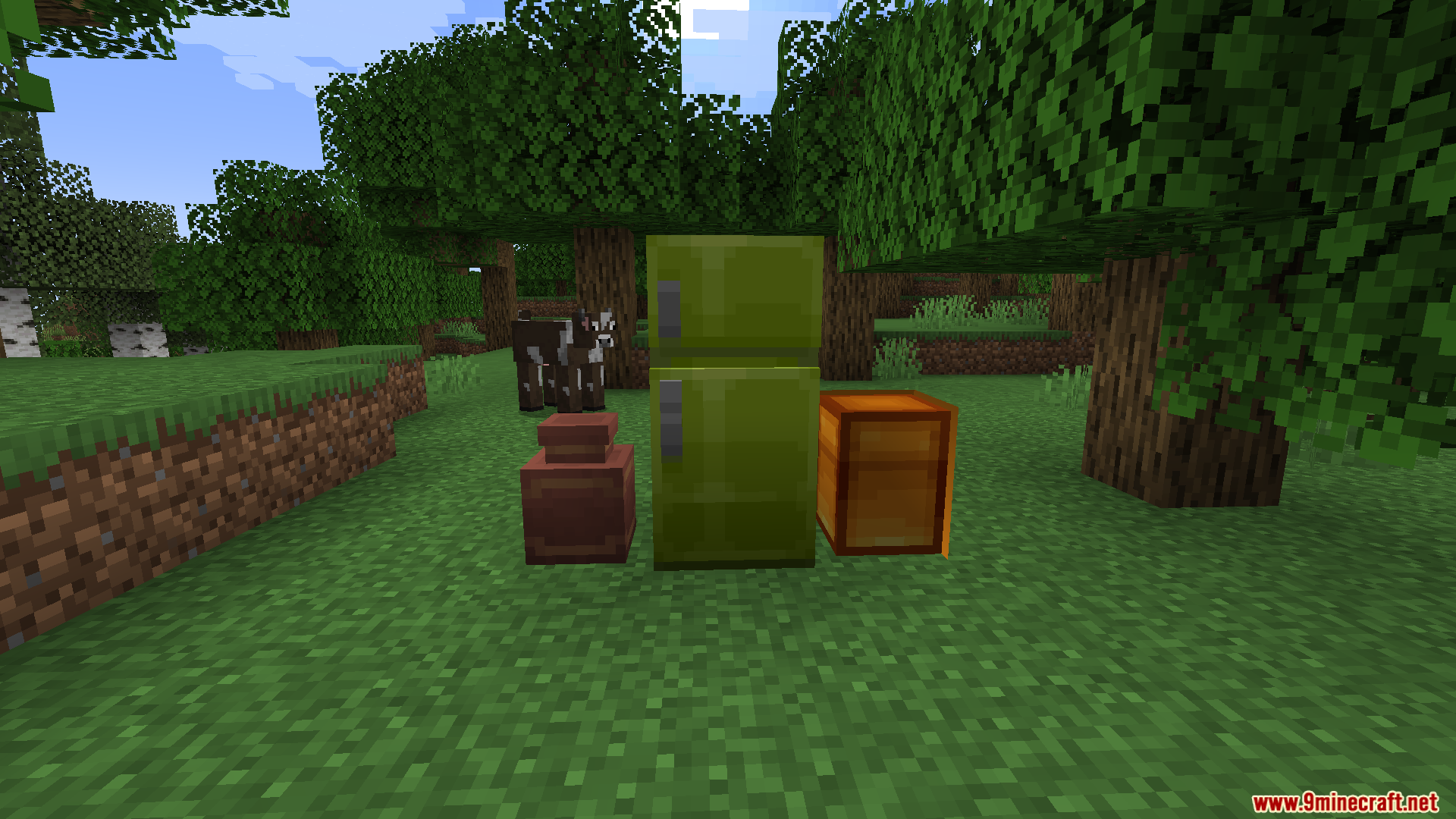 Kaleidoscope Chinese Food Mod Screenshot 5 Green refrigerator and storage blocks from Kaleidoscope Chinese Food Mod in a forest