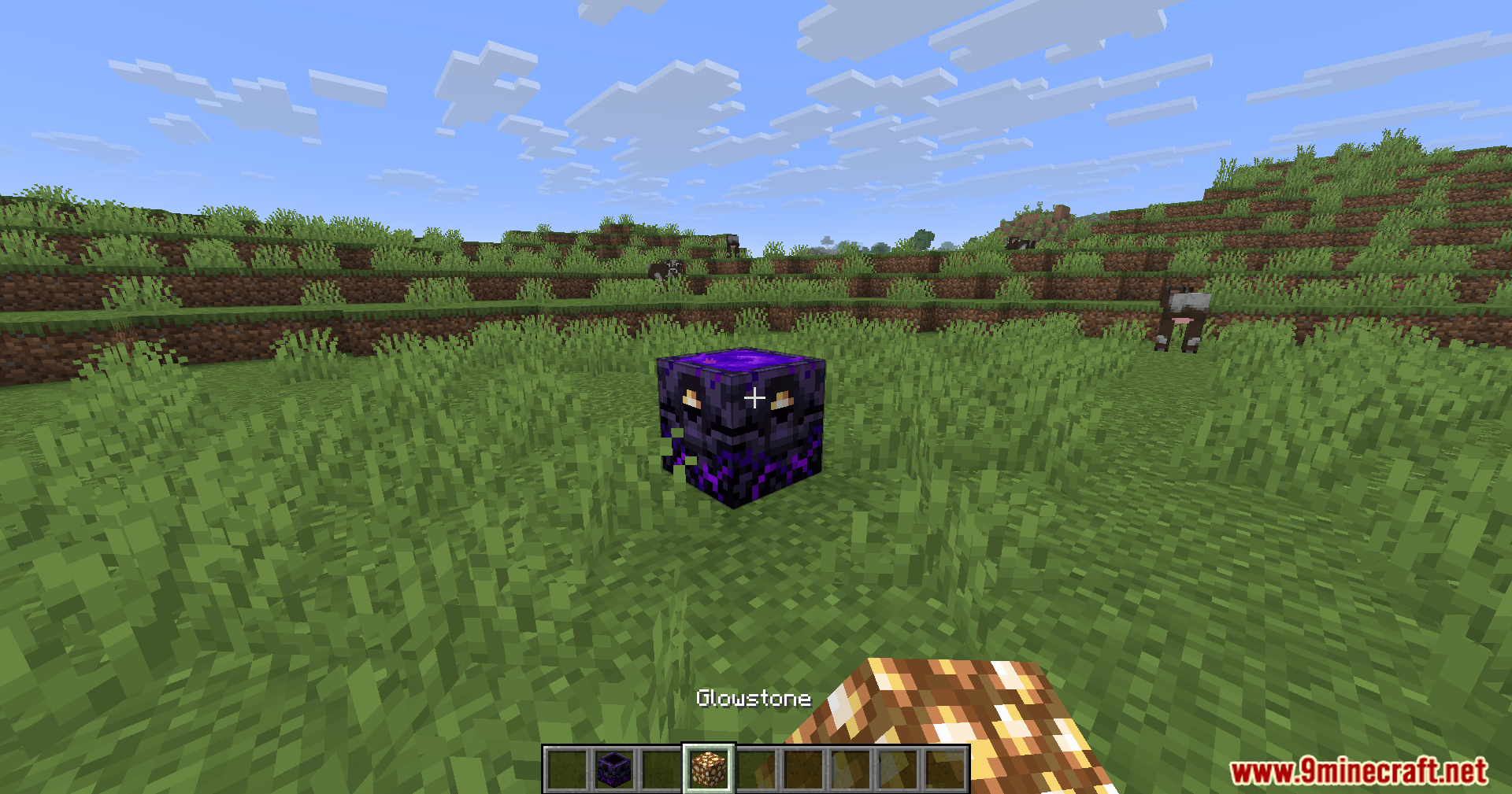 A player preparing to charge a respawn anchor with glowstone blocks