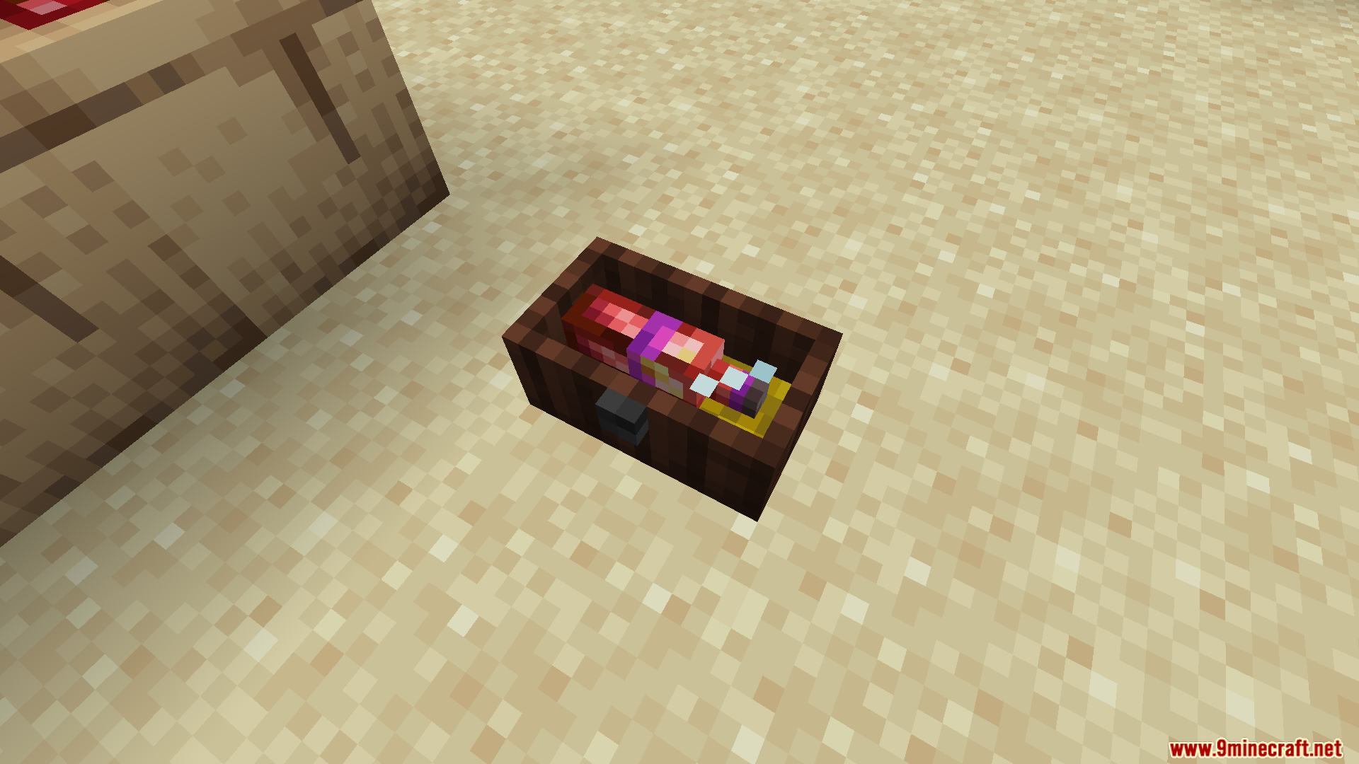 Lets Do Vinery PT BR Translation Resource Pack Screenshot 5 A bottle of wine inside a small dark wooden crate on sand