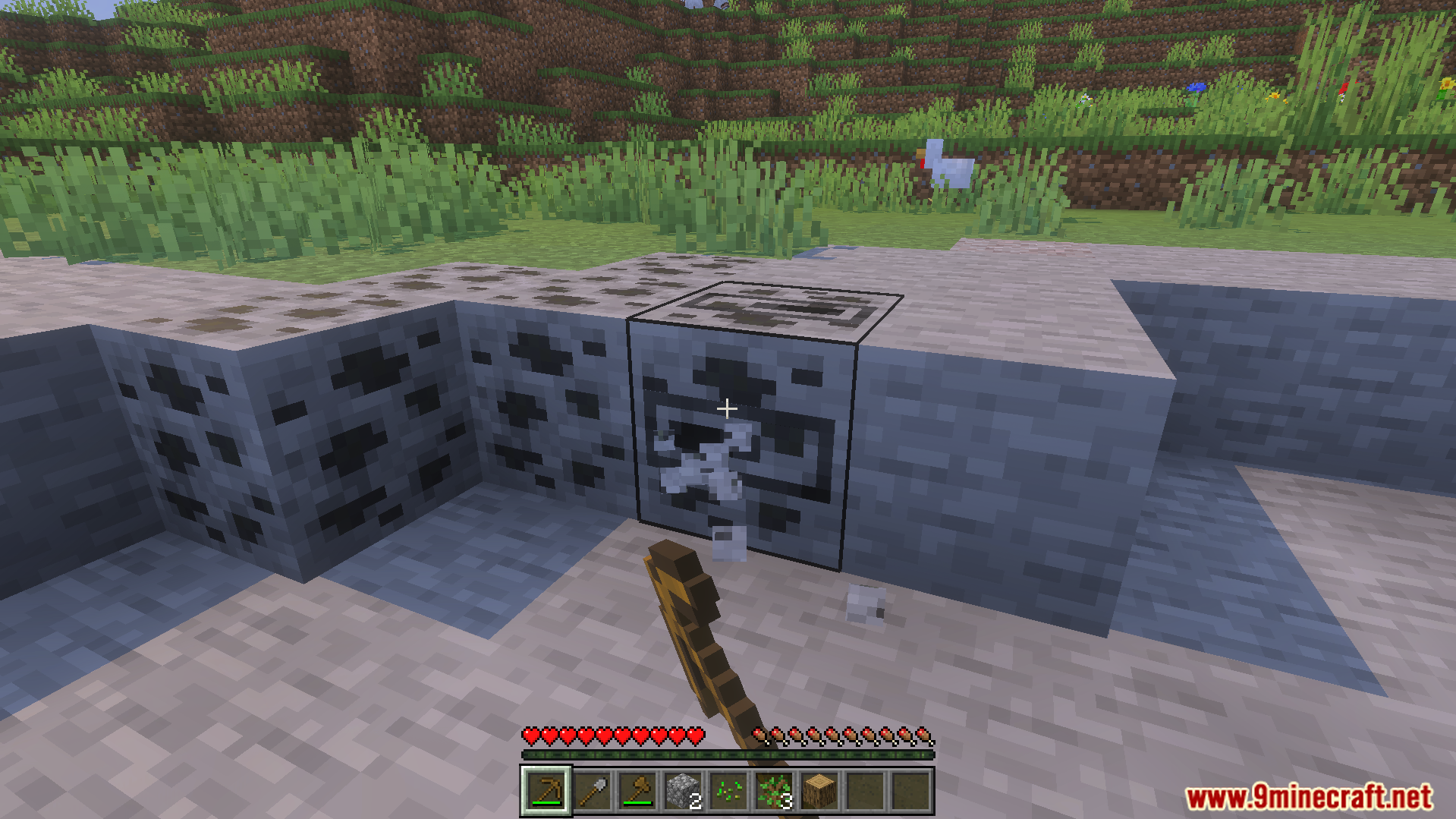 Player mining coal ore with a dynamic loading bar showing break progress