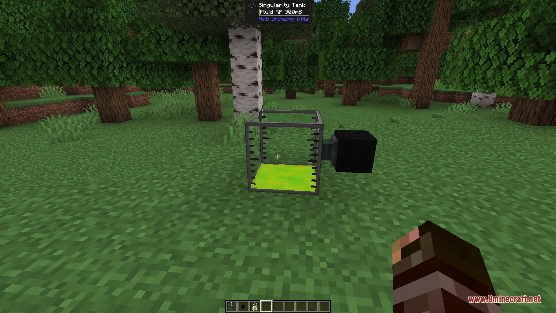 A Singularity Tank from Mob Grinding Utils filled with green fluid XP