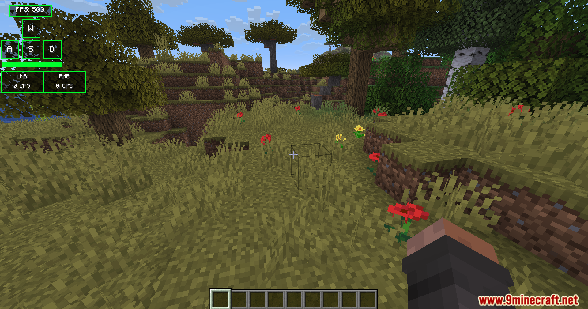 Modern Keystrokes Mod Screenshot 8 Minecraft player looking at grass with a green keystrokes overlay active