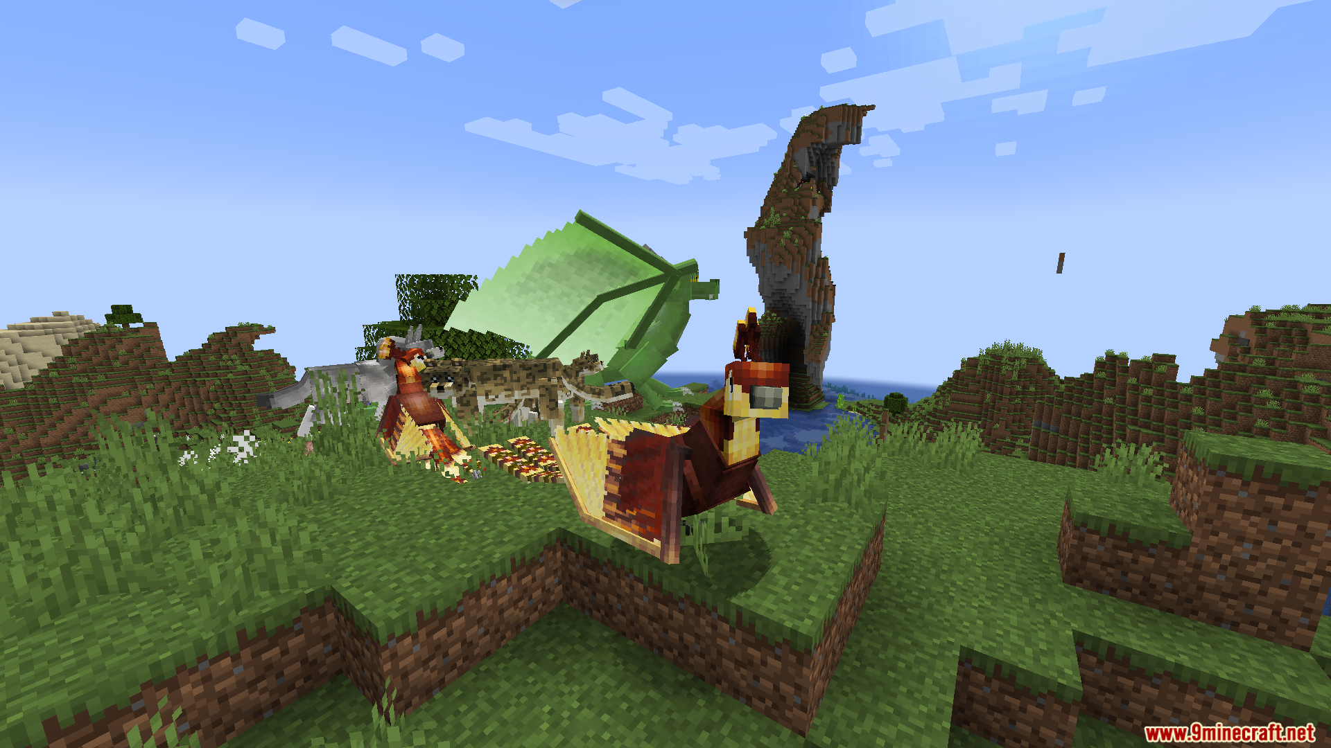 Mythic Mounts PT BR Translation Resource Pack Screenshot 5 A green dragon and two phoenixes standing on a grassy hill in Minecraft