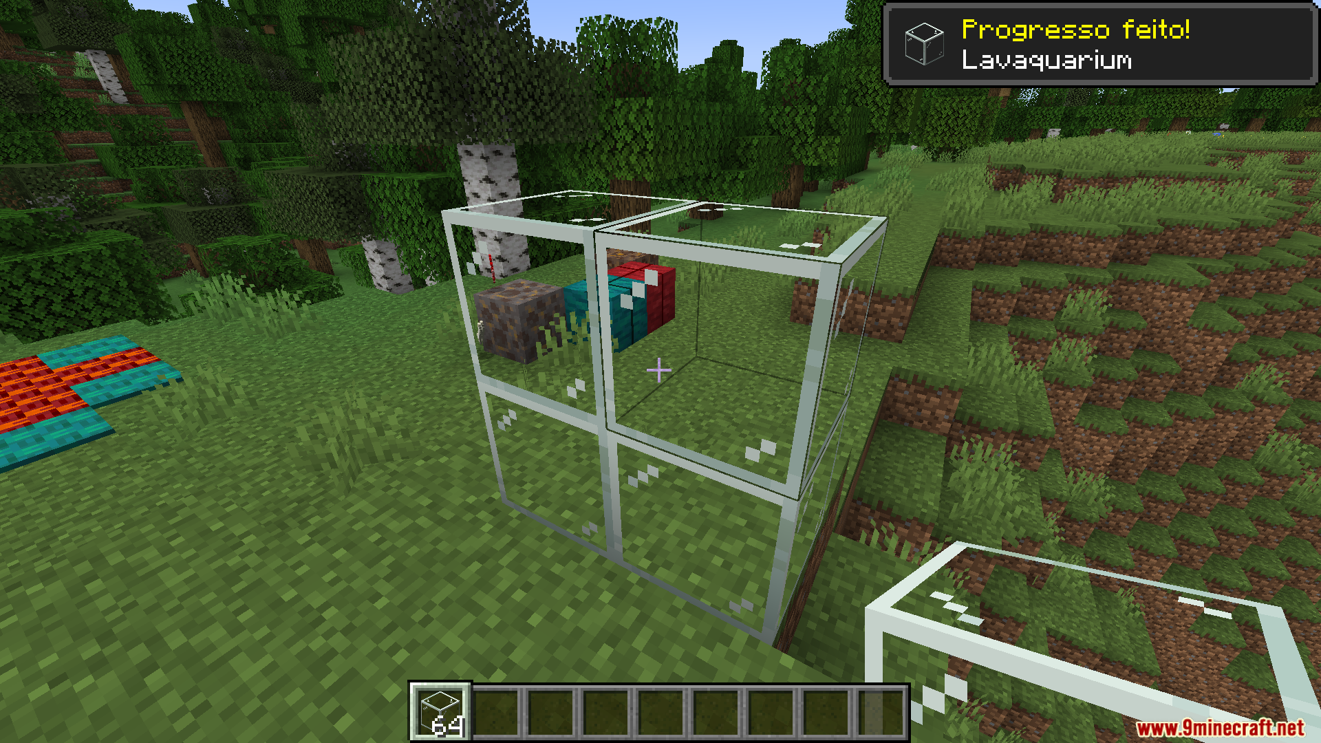 Nether Depths Upgrade PT BR Translation Resource Pack Screenshot 10 A player views a glass enclosure with a Portuguese language advancement notification