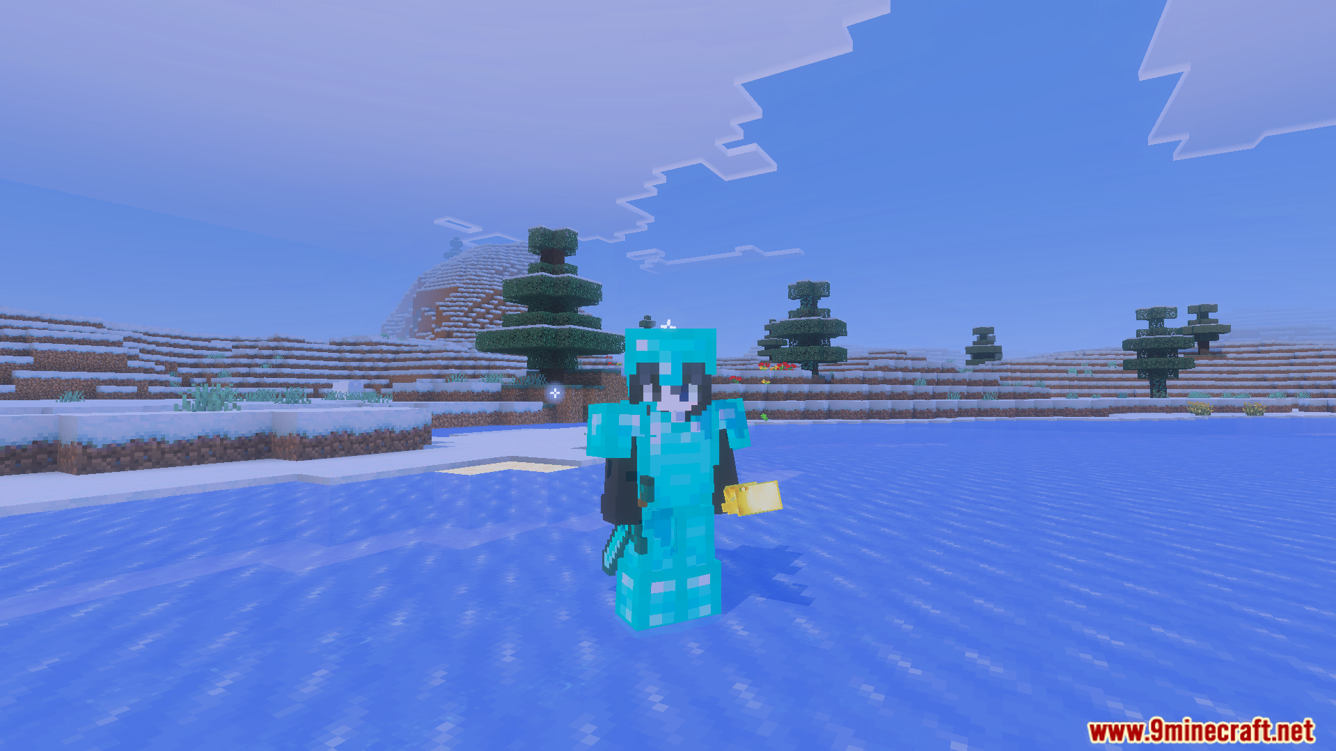 Player in diamond armor holding a golden apple with ReWave Texture Pack