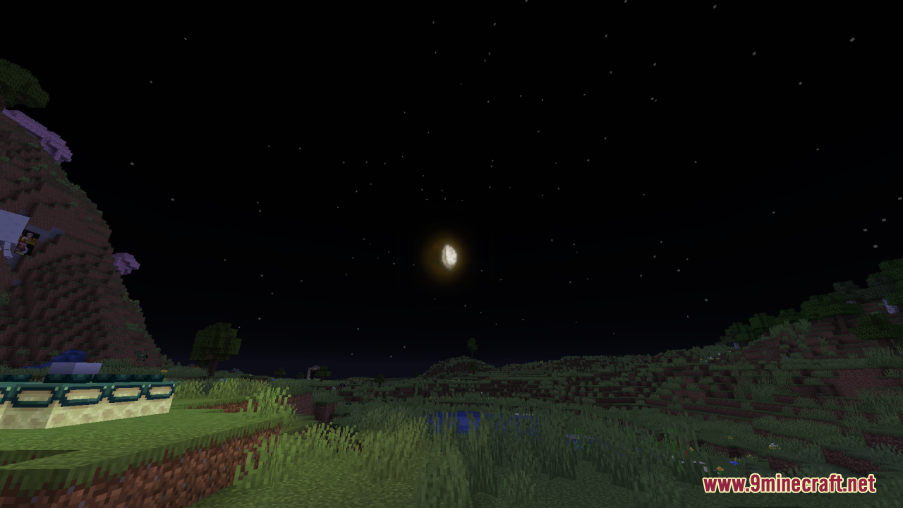 Sun & Moon Reimagined Resource Pack Screenshot 4 The night sky displays a realistic moon phase over a quiet grassy field