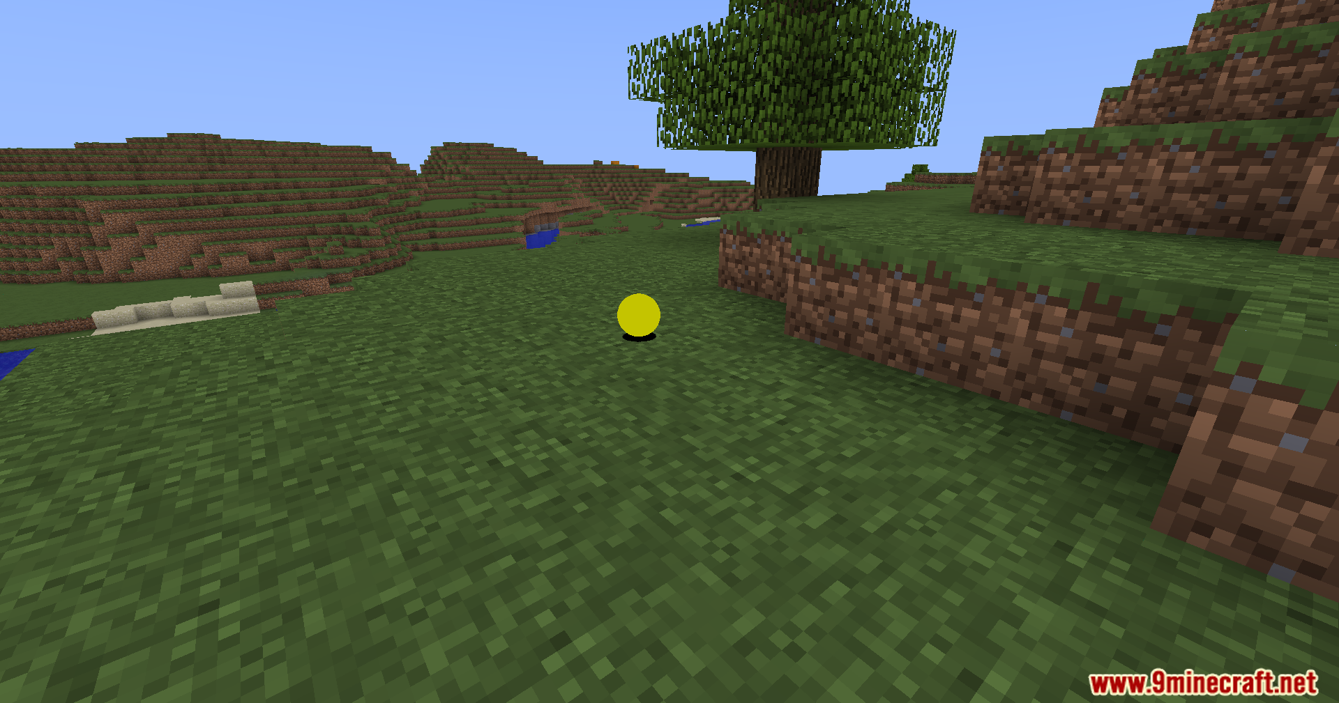 Verity Shaders Screenshot 1 A smooth yellow smiling sphere sits on the green grass of Minecraft