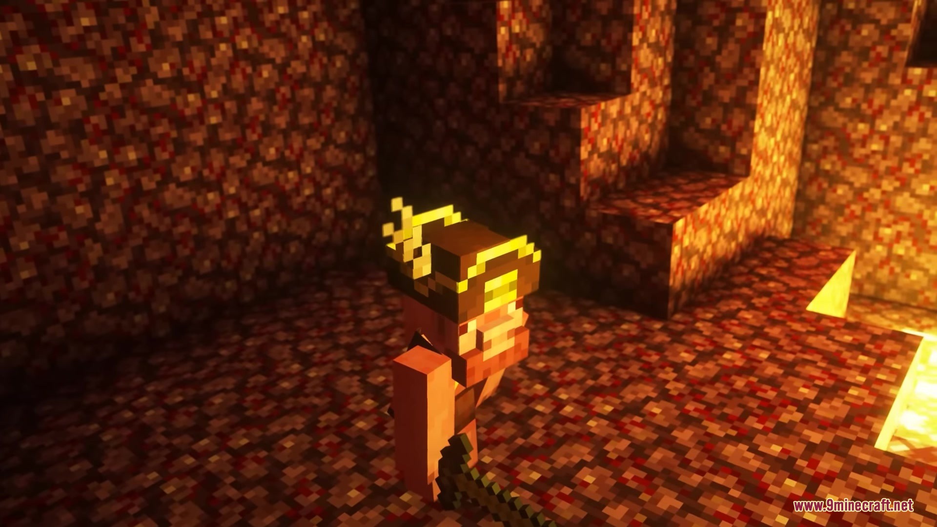 Vintage Resource Pack Screenshot 5 A Piglin wearing a golden crown from the Vintage Resource Pack