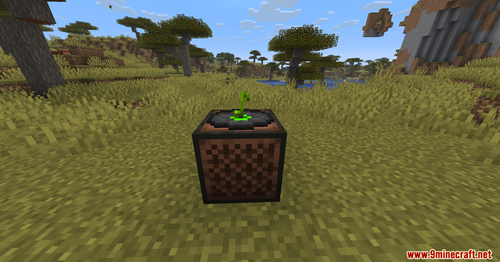 A jukebox playing a green music disc with a musical note particle effect