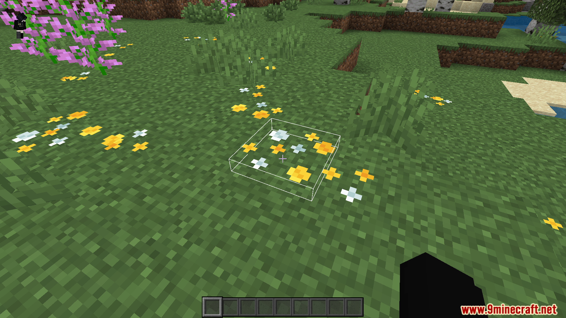 White 3D Outline Texture Pack Screenshot 8 A white glowing outline surrounds a patch of flowers on the grass