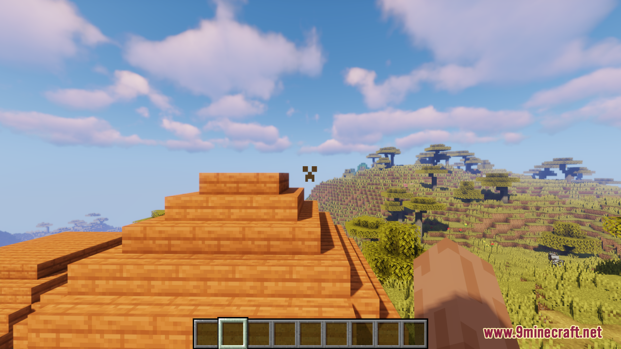 The crosshair appears as a dark Creeper face over an acacia wood structure