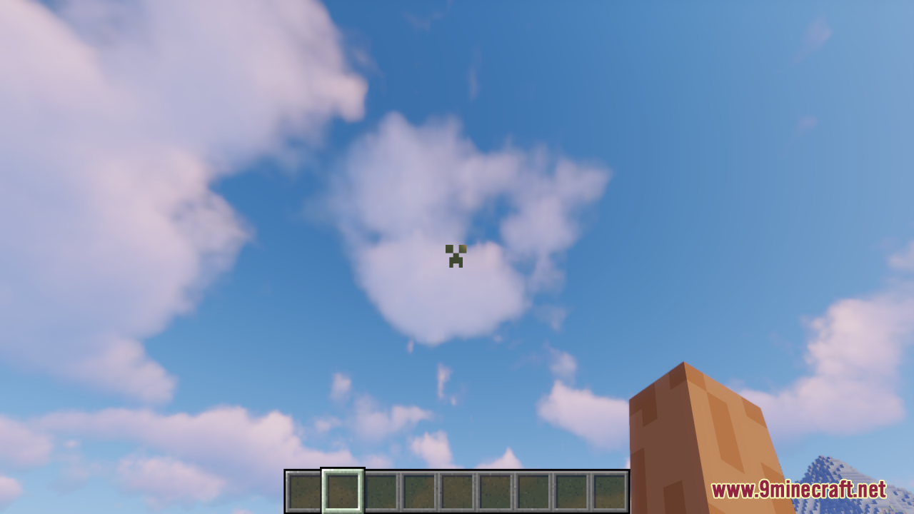 A green creeper face crosshair pointing towards the blue sky with clouds
