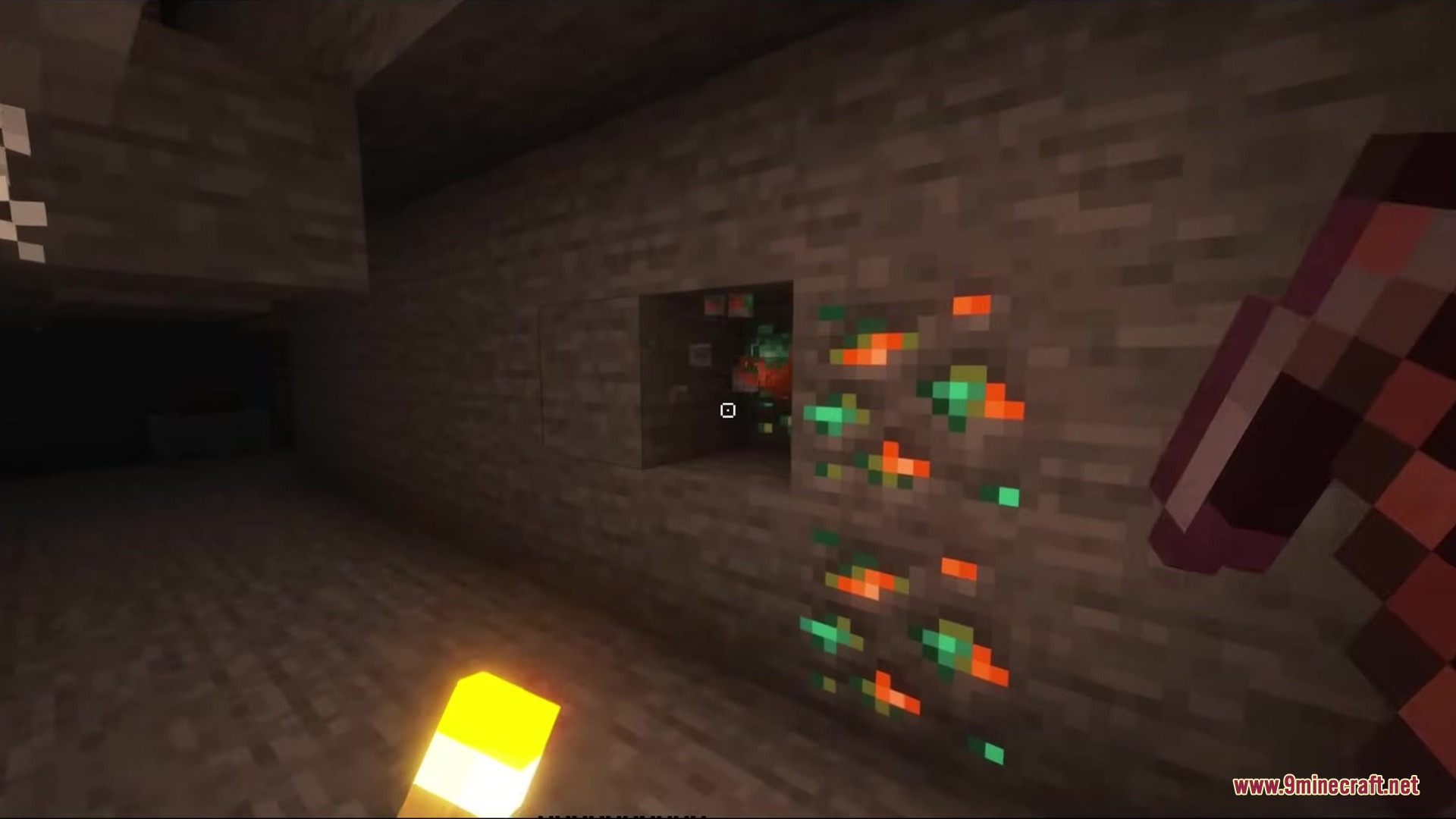 Crosshair CUBE Resource Pack Screenshot 8 The square crosshair points at glowing orange and green ore in a cave