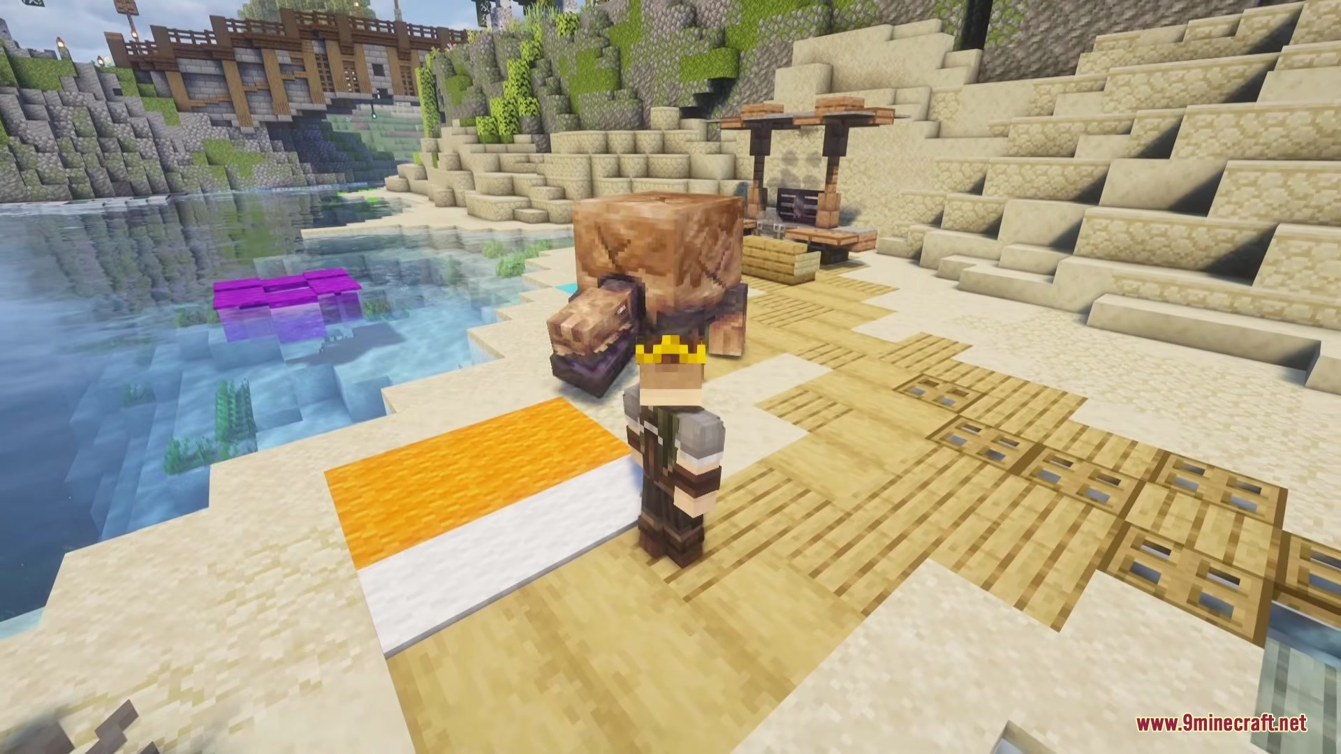 Gritshell Mod Screenshot 3 A player wearing a crown stands next to a large Gritshell boss