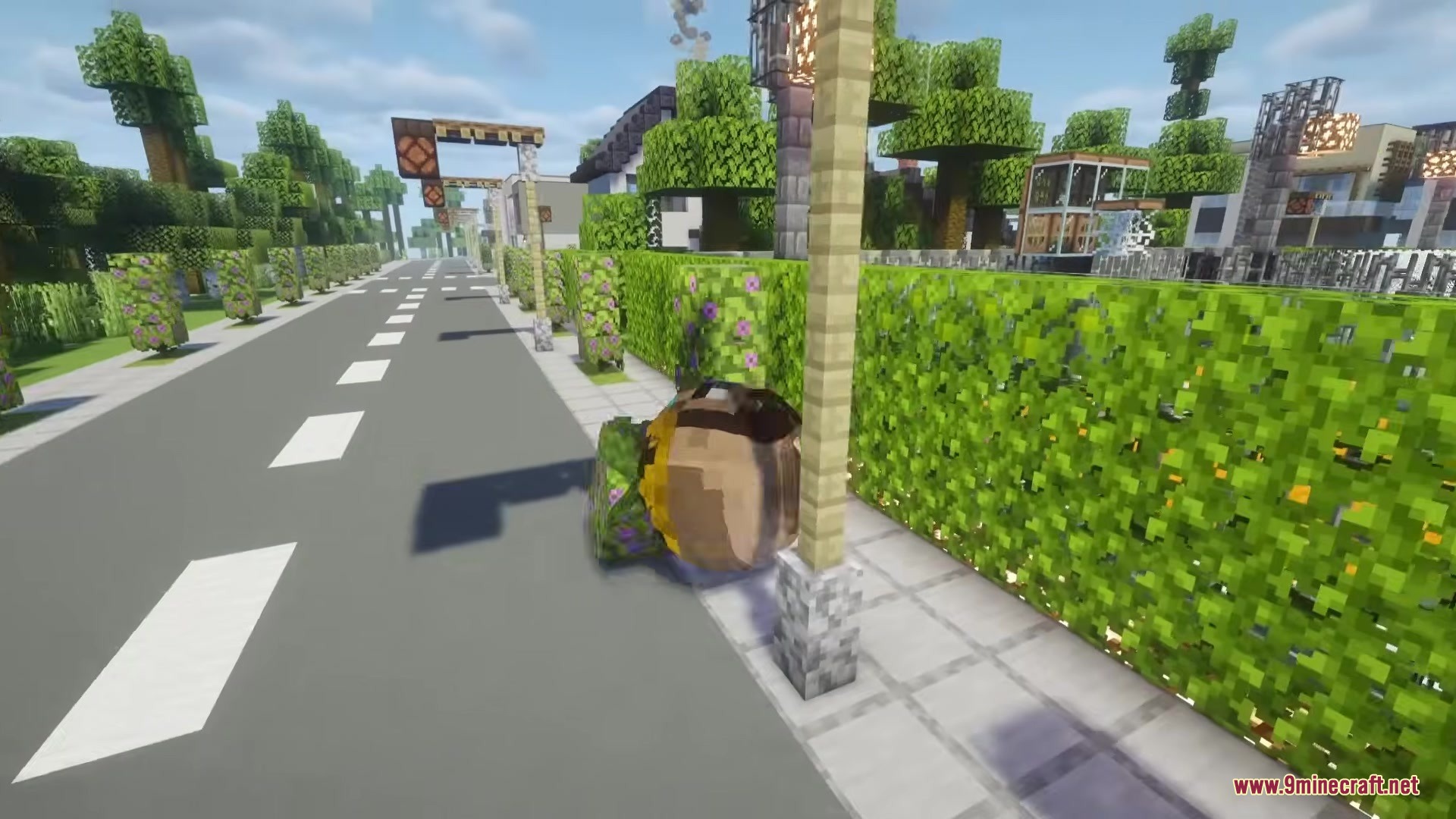 Katamari Mod Screenshot 7 A player character rolling as a ball and collecting blocks on a street