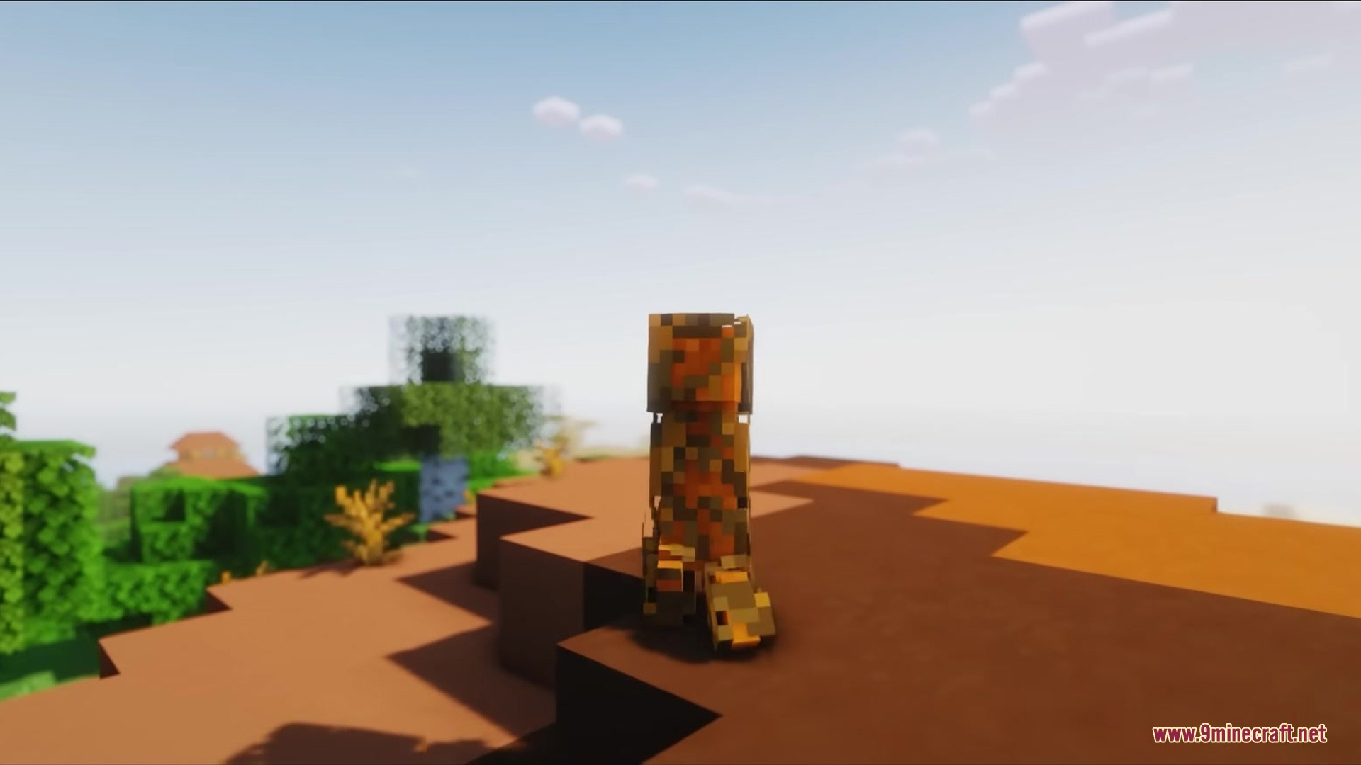 Leafy Creepers Resource Pack Screenshot 1 A brown creeper variant with leaf layers stands on a mesa plateau