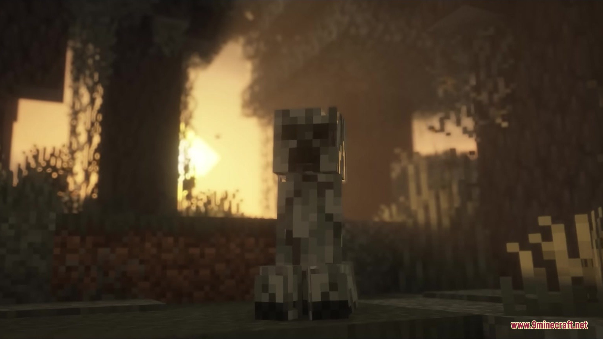 Leafy Creepers Resource Pack Screenshot 3 A pale white Creeper variant standing in a dark forest at sunset
