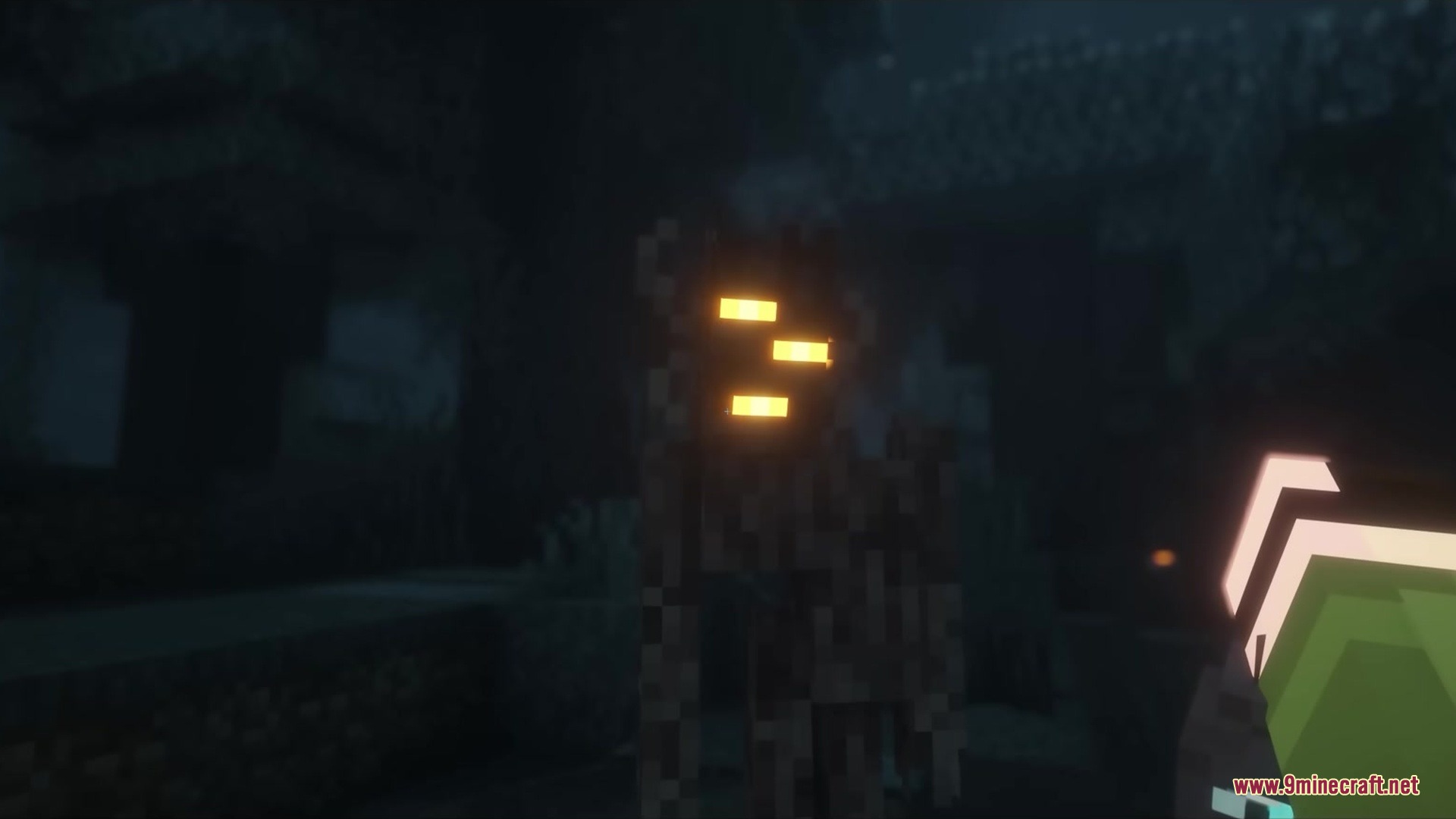 Leafy Creepers Resource Pack Screenshot 4 A charged Pale Garden Creeper with glowing orange eyes in the dark