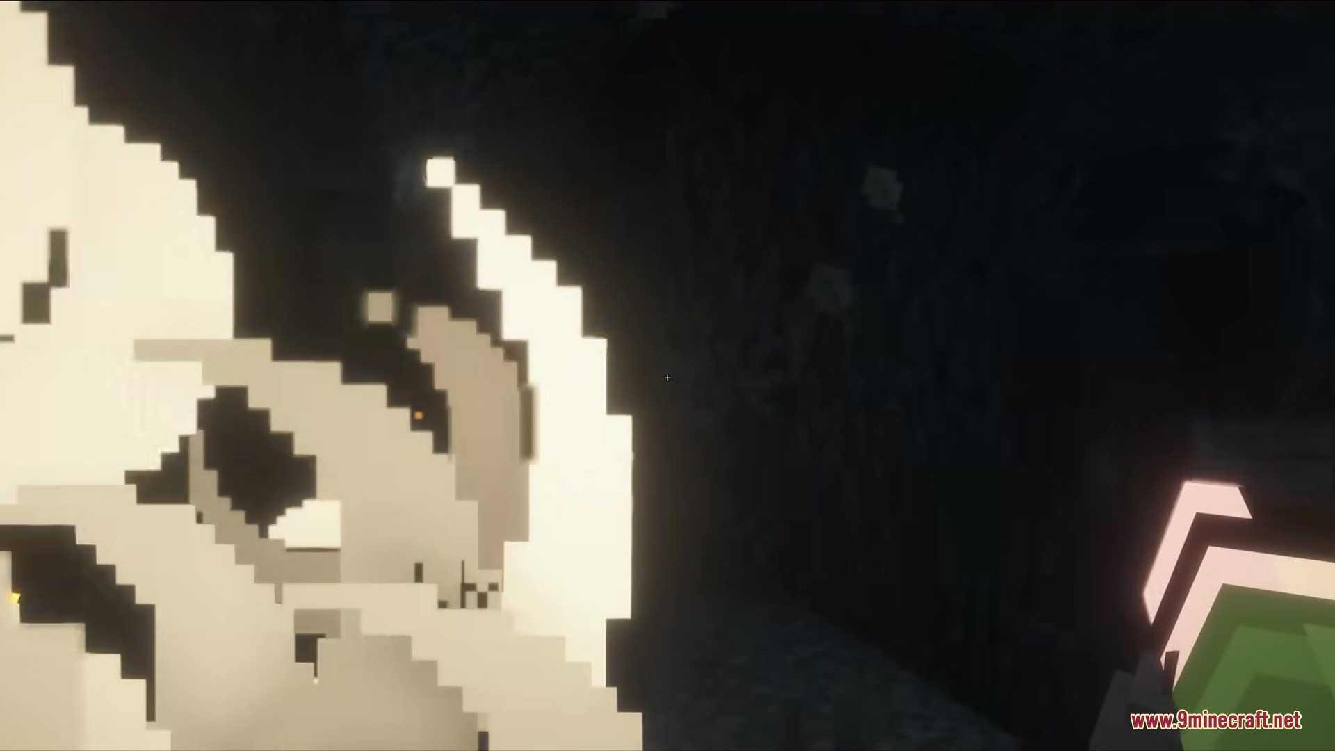 Leafy Creepers Resource Pack Screenshot 6 Close up of a pale garden creeper variant glowing in the night