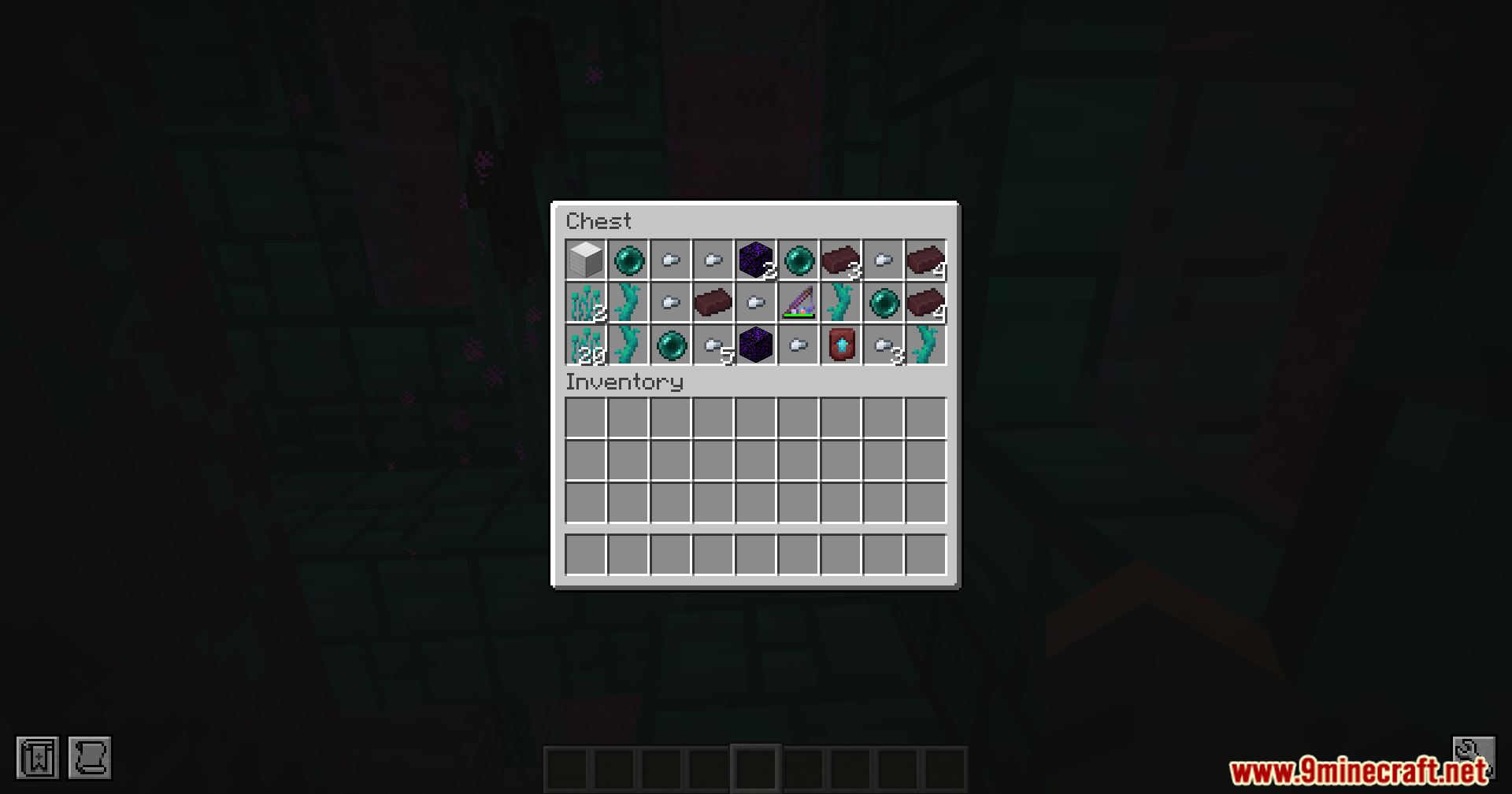 Opening a treasure chest containing Ender Pearls and Netherite scraps in a structure