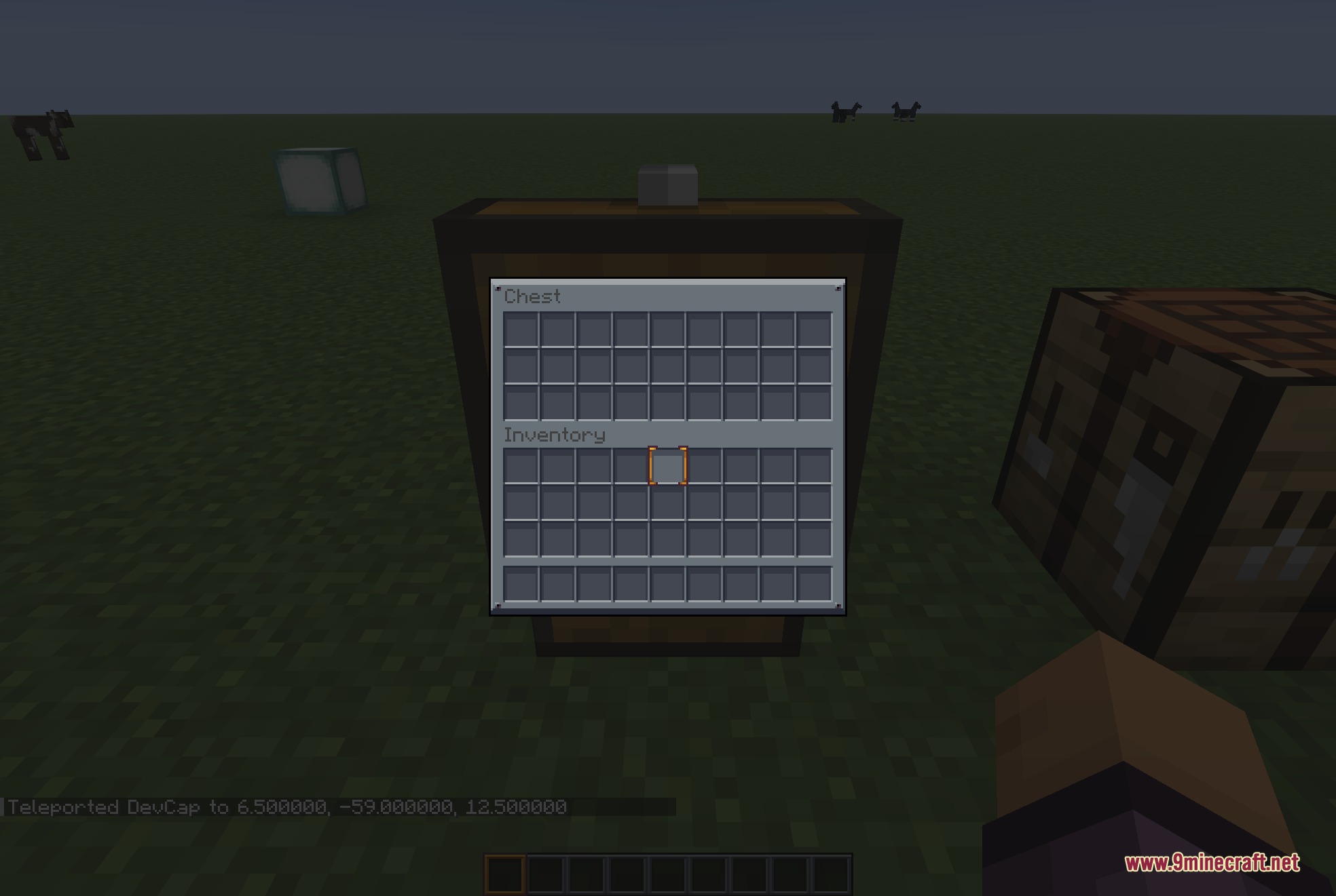 Mandala's GUI Dark Mode 9minecraft Resource Pack Screenshot 4 A chest inventory screen displays the elegant Mandala GUI Dark Mode theme