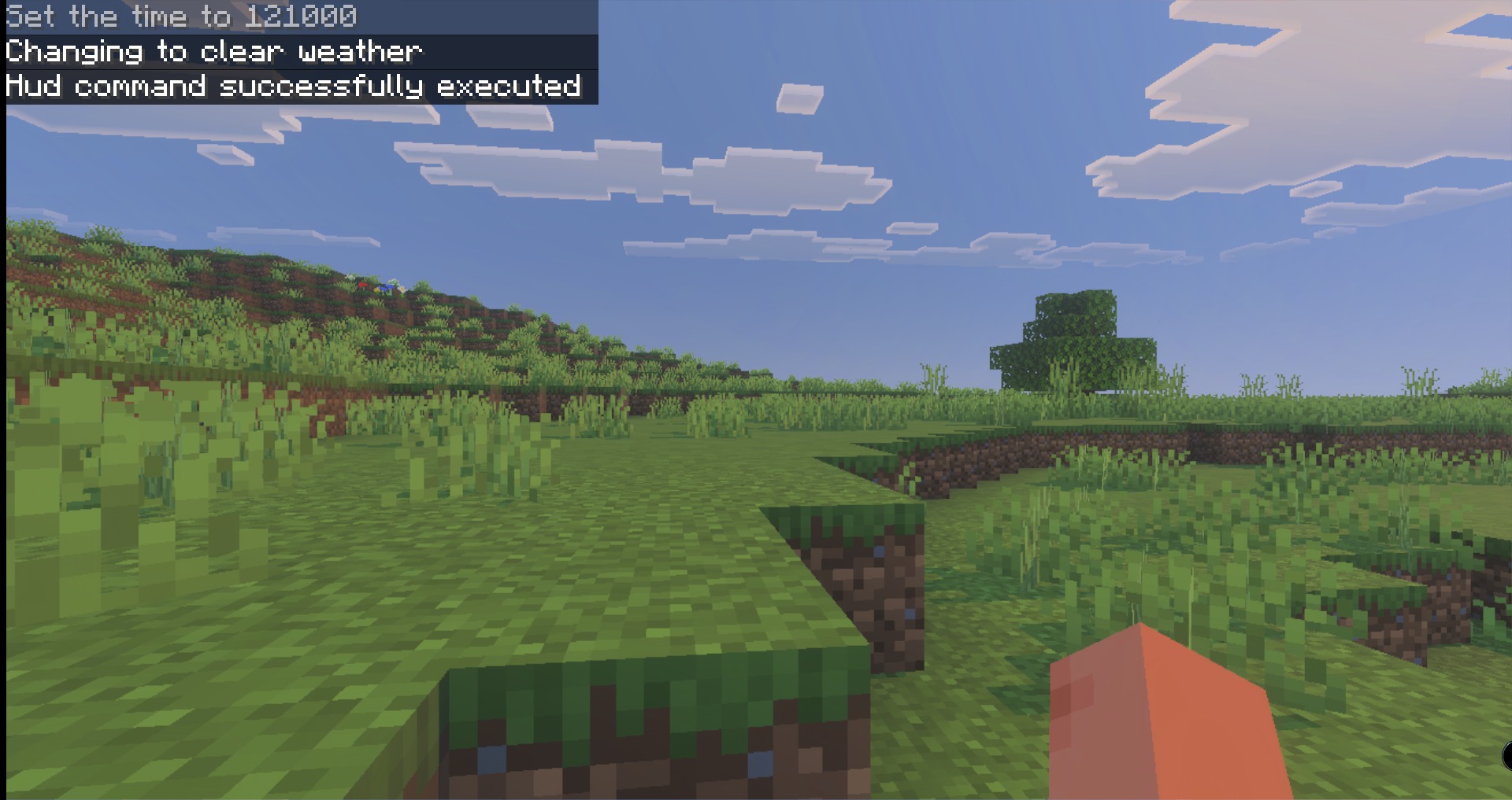 Raiyon's Java Combat Addon Screenshot 2 Minecraft landscape with chat messages confirming the execution of hud commands