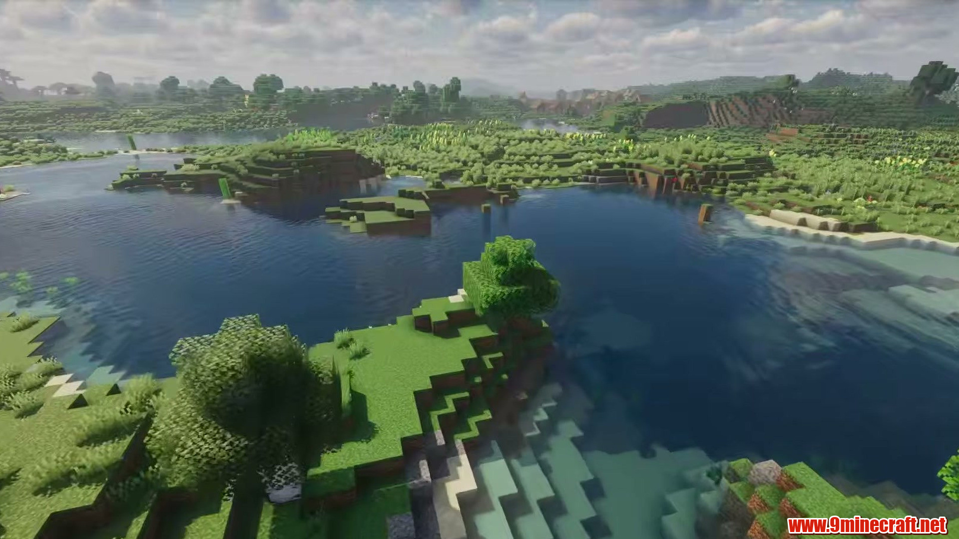 Flat green land between lakes in Minecraft seed 6442502140353872279